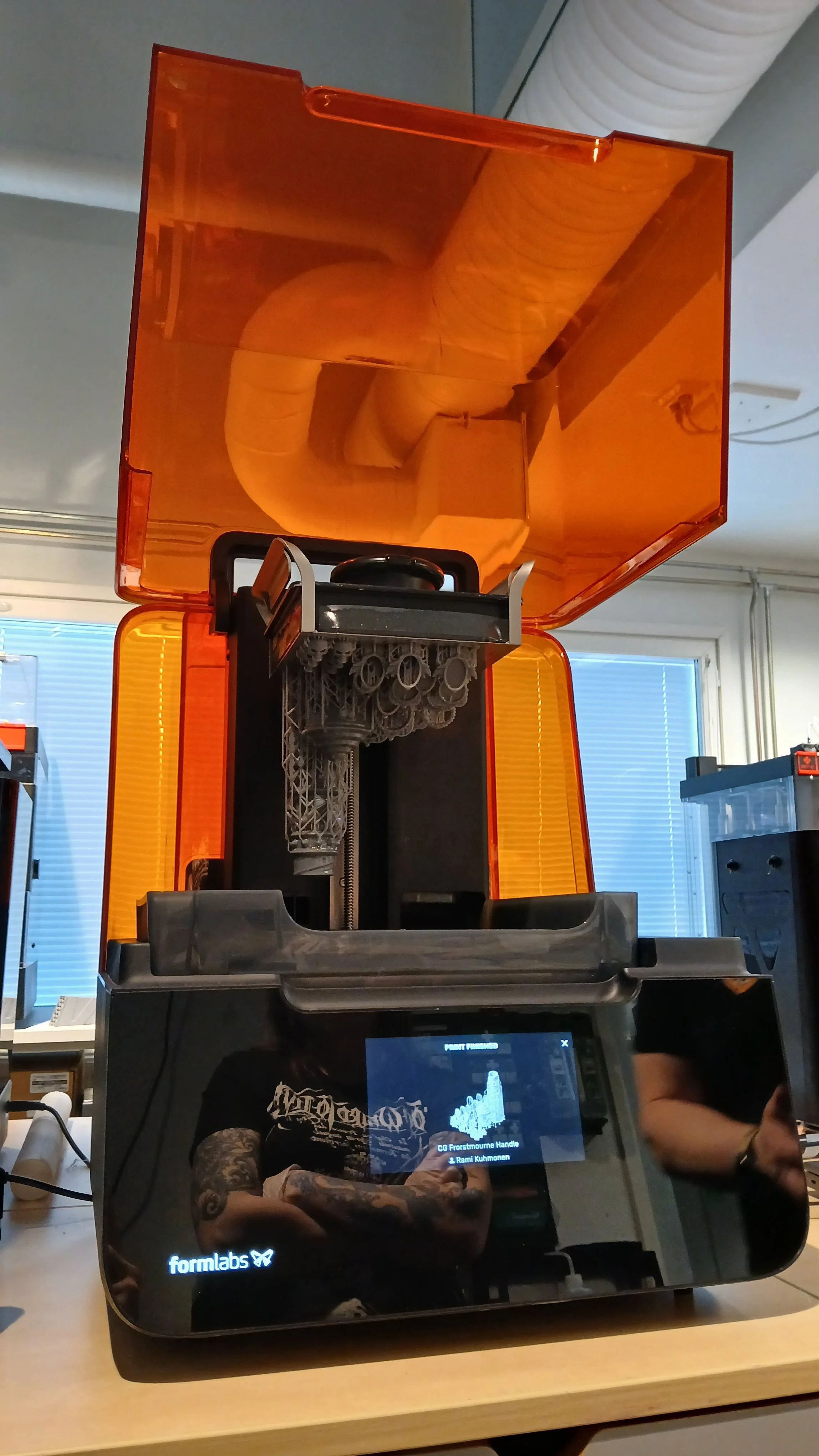 3D-tulostin Formlabs Form 3. Resiinitulostin jossa on valmis tuloste. Materiaalina harmaa malli reisiini. Tarkemmin: Formlabs Grey v4.0 tai v4.1. Tarkka tulostusjälki ja nopea lopputulos.