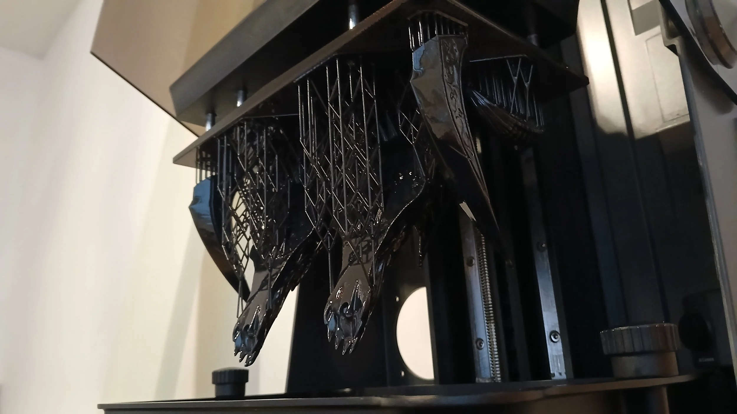 3D-tulostin. Resiinitulostin jossa on valmis tuloste. Materiaalina musta standardi reisiini. Tarkka tulostusjälki ja nopea lopputulos.