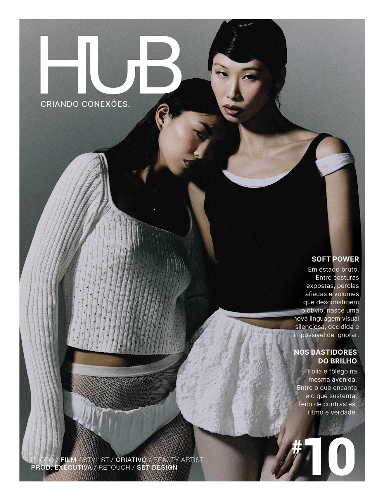 Capa de revista com duas mulheres de cabelo escuro, vestindo roupas de inverno brancas e pretas, posando juntas e olhando para a câmera.