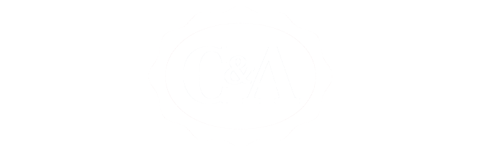 Logotipo com fundo preto e uma marca central em branco contendo as letras 'C & A' dentro de um contorno circular irregular.