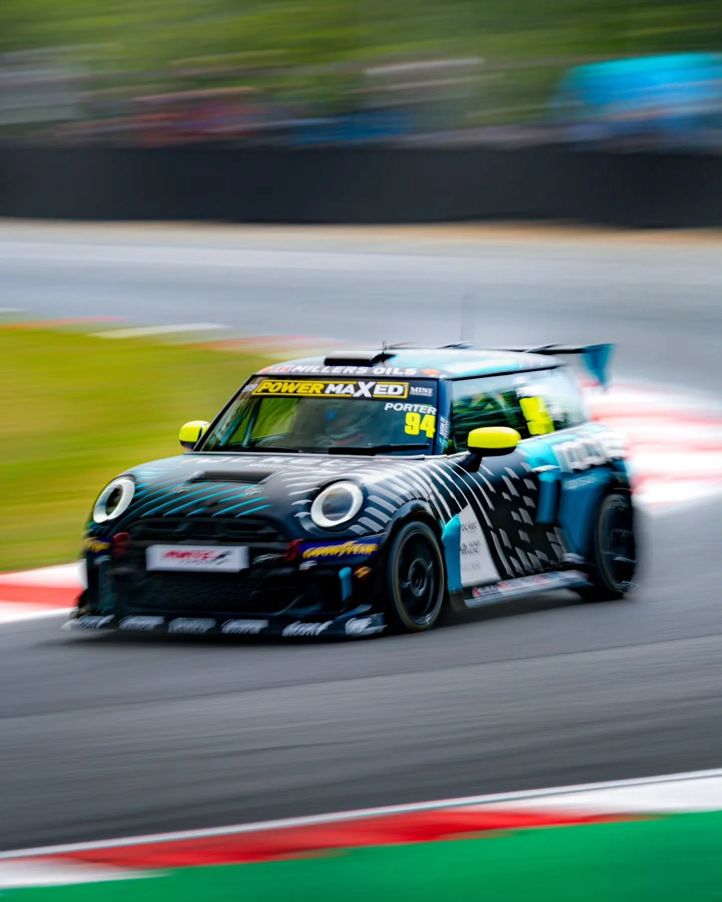 Three wheeling round Graham Hill Bend!

@brandshatchofficial Indy | @minichallengeuk | 9th/10th May 2026

#brandshatch #Minis #minichallenge #motorsportphotographer #motorsportsphotography