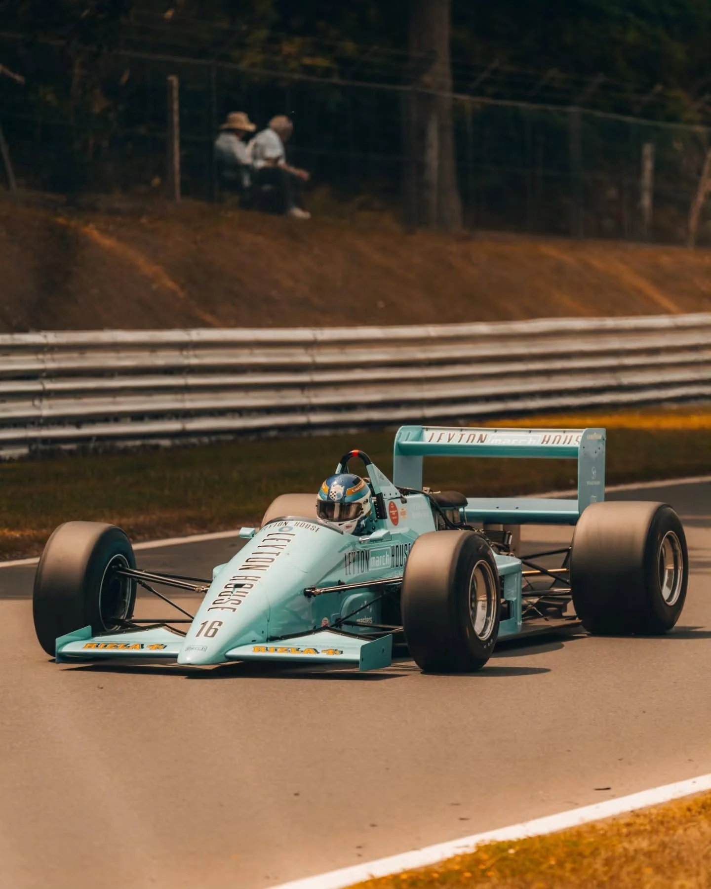 The almighty roar of the @mastershistoricracing Demo F1 cars hitting the @brandshatchofficial this afternoon 🏎

#formula1 #mastershistoricracing #photography #motorsportsphotography #brandshatch