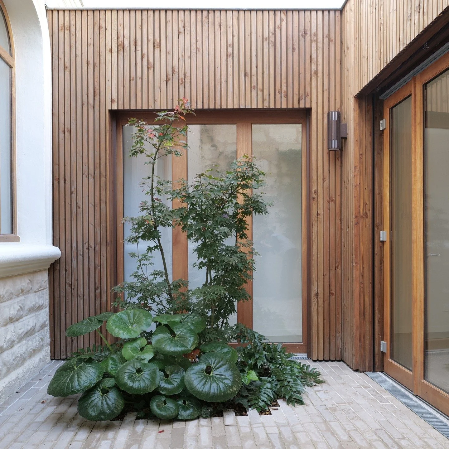 La maison aux patios - Projet de construction de deux logements &agrave; Bordeaux - r&eacute;novation et extension. cr&eacute;dit photo: @justinelajuspueyo
.
.
#encaussedurand #architecture #architecte #bordeaux #architecturephotography #rehabilitati