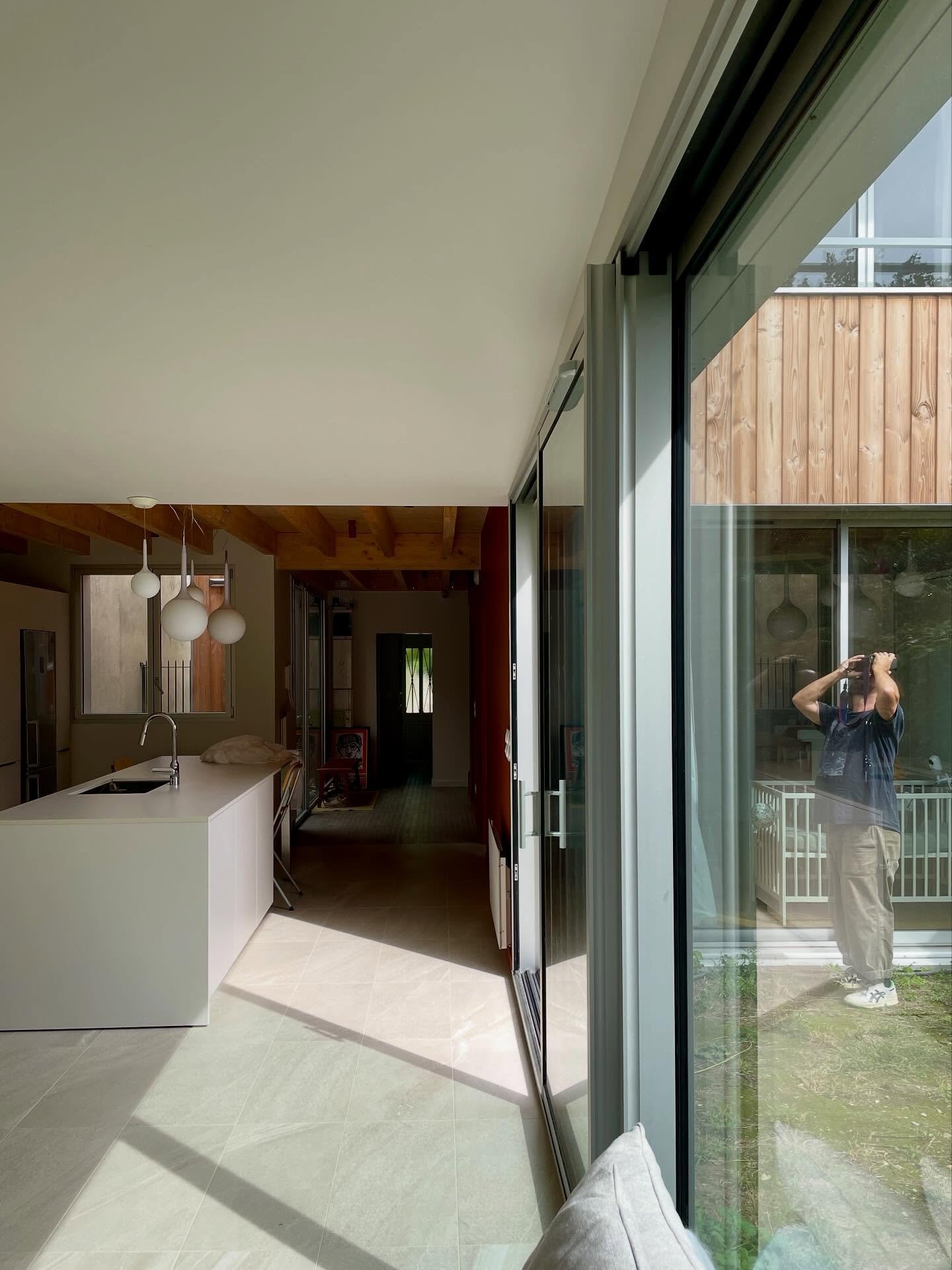 maison curie : reportage en cours bient&ocirc;t sur notre site ! @gregoire__grange
.
.
.
#encaussedurand #architecture #architecte #bordeaux #cauderan #architecturephotography #saintseurin #maisoncontemporaine #designlovers #wooddesign #kidsdesign #n