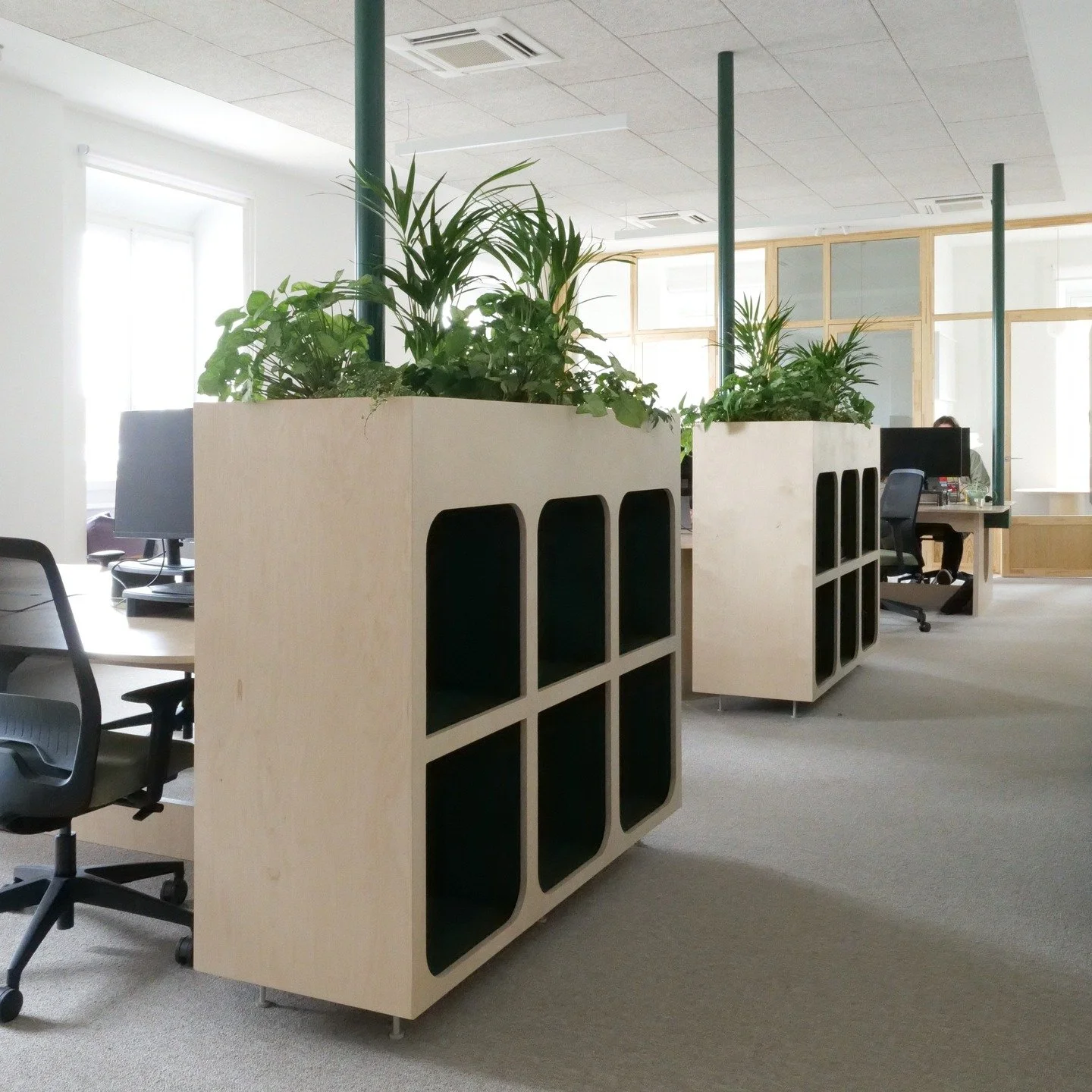 r&eacute;emploi et d&eacute;tournement de mat&eacute;riaux:
-transformation de casiers en bois en &eacute;tag&egrave;res ouvertes et bacs &agrave; plantes
-passe cable vertical en goutti&egrave;re aluminium de chez @dalalu_national 
> conception @