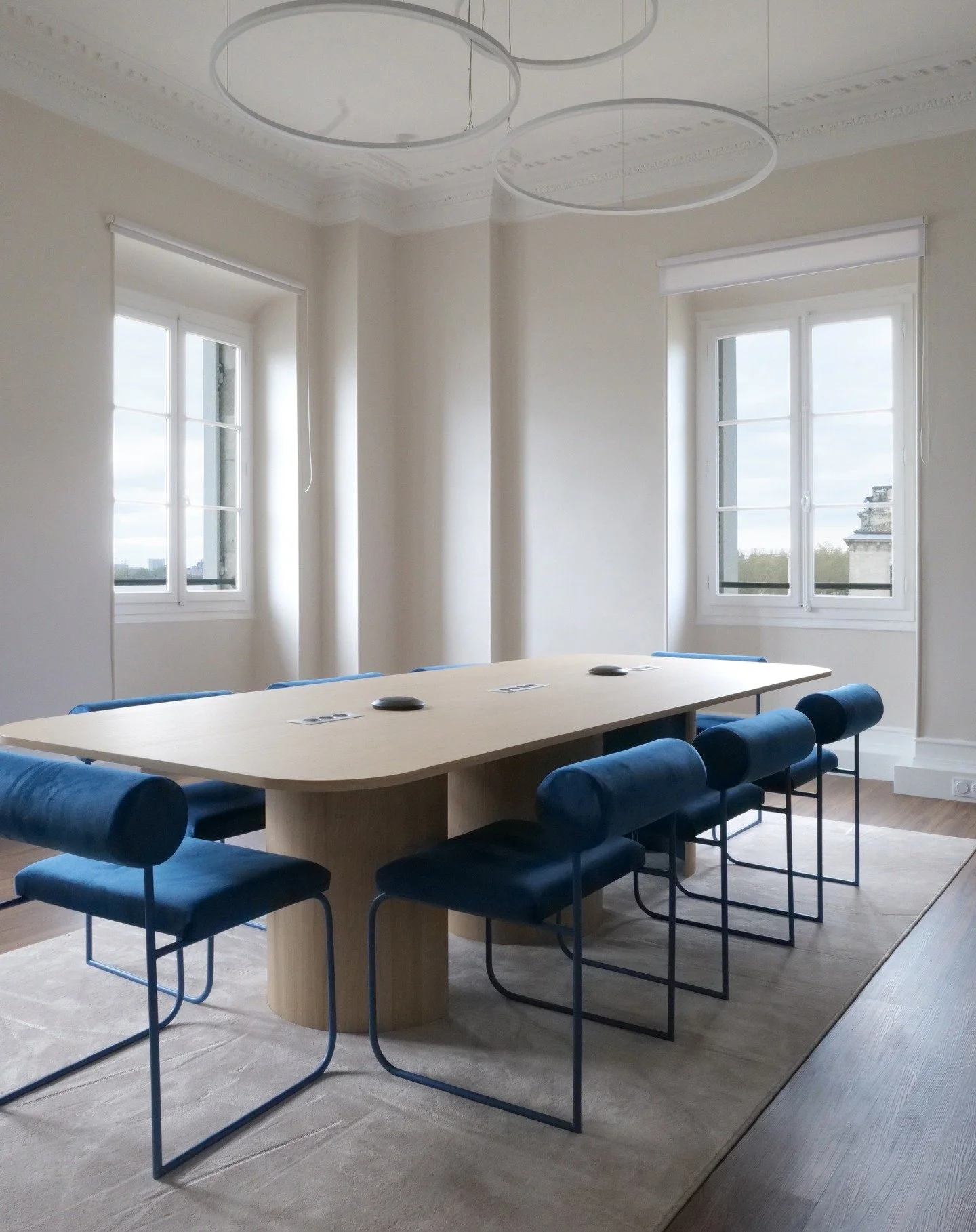 La grande salle de r&eacute;union de
@ekino.france &agrave; Bordeaux. Reportage @justinelajuspueyo // chaises et table sur mesure @gimmicdesign // tapis confectionn&eacute; par @mimilo_tapissier 
.
.
.
#encaussedurand #architecture #architecte #borde