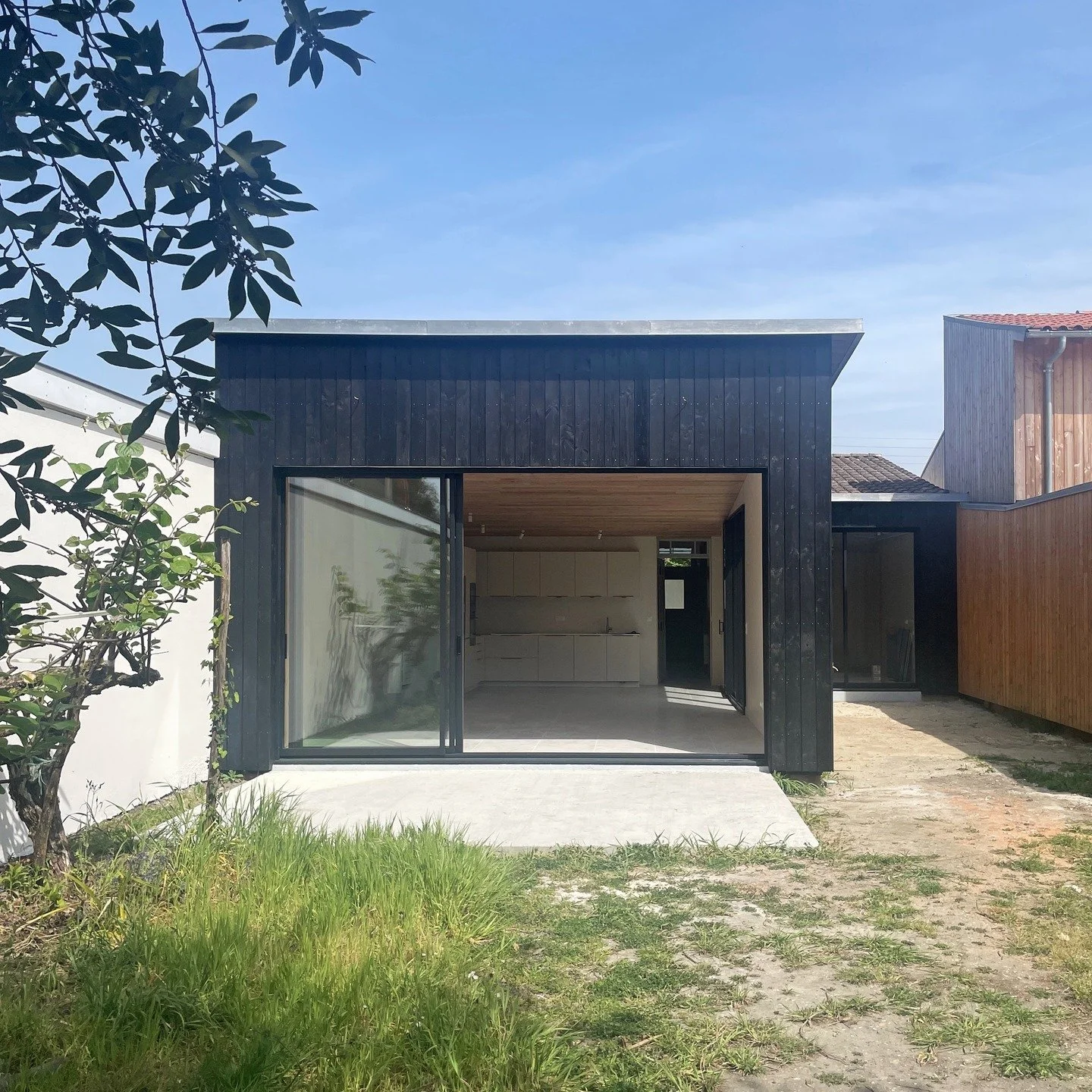 clap de fin pour la petite soeur, ensemble de deux maisons r&eacute;habilit&eacute;es &agrave; b&egrave;gles ! #architecturecomtemporaine #rehabilitation #architectebordeaux #architecture