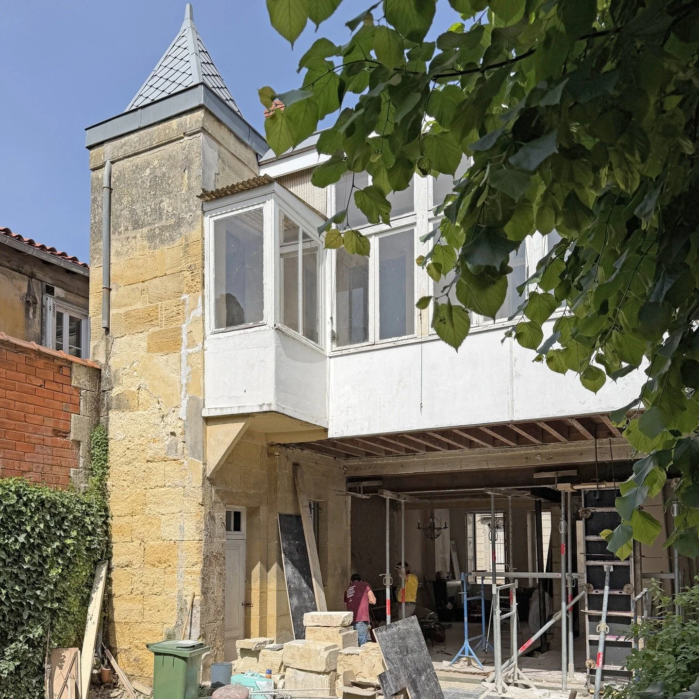 la vie de ch&acirc;teau : r&eacute;habilitation d'un h&ocirc;tel particulier &agrave; bordeaux, on fait rentrer le jardin &agrave; l'int&eacute;rieur !
.
.
.
#encaussedurand #architecture #architecte #bordeaux #architectebordeaux #pierredebordeaux