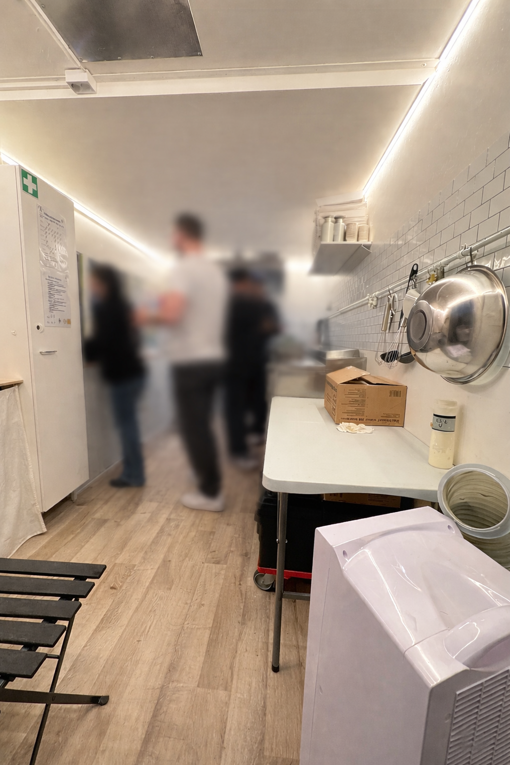 Kärryyn asennettiin Ikean keittiö, joka räätälöitiin vielä asiakkaan toimesta vastaamaan täydellisesti käytännön tarpeita ja työskentelyä ahtaassa tilassa. Kokonaisuus suunniteltiin toimivaksi, tehokkaaksi ja kestämään kovaa käyttöä.