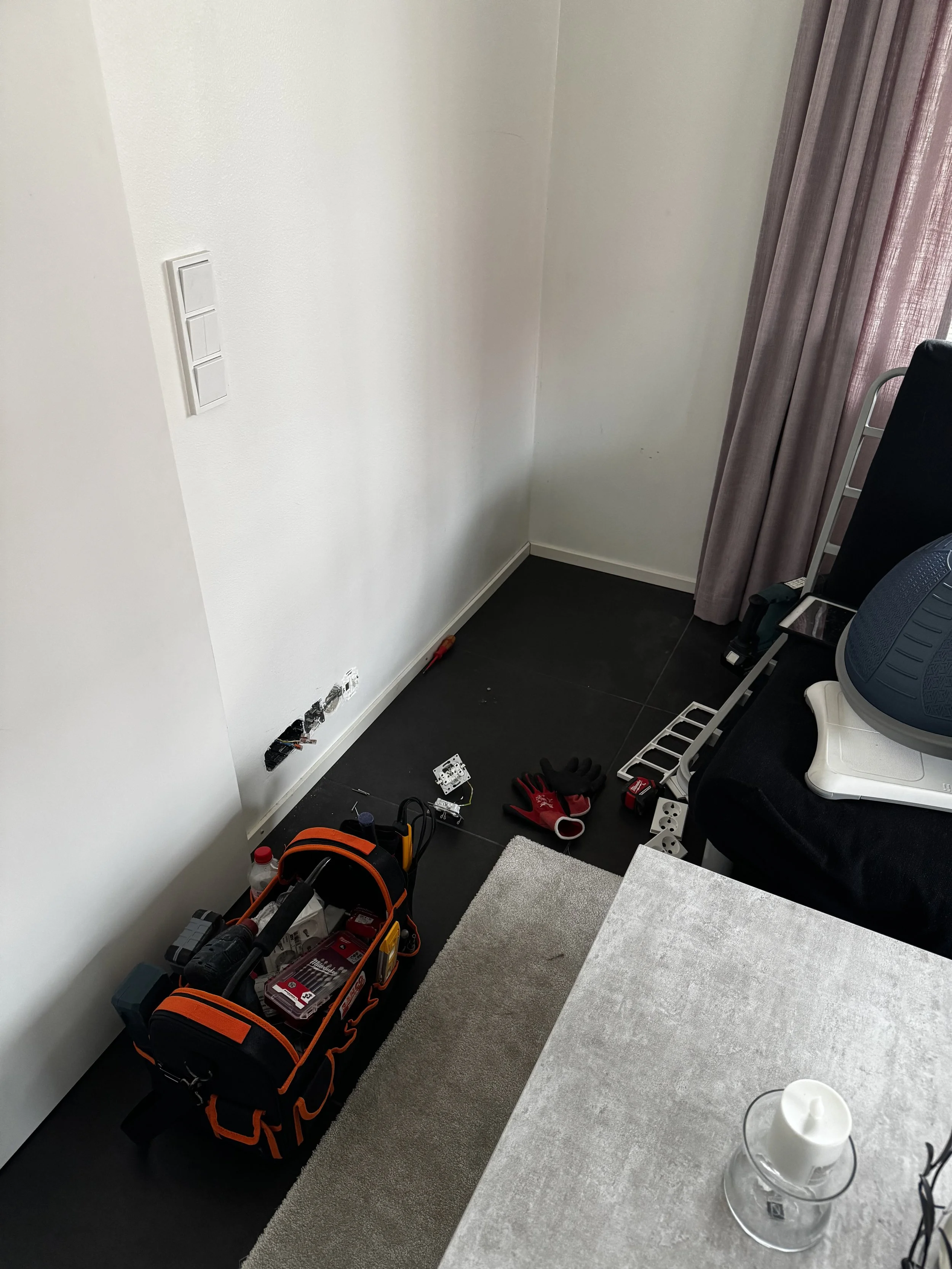 Asiakas jälkiasensi oleskeluhuoneeseen liukuoven joka vaikeutti pistorasioiden käyttöä liukuoven ollessa auki