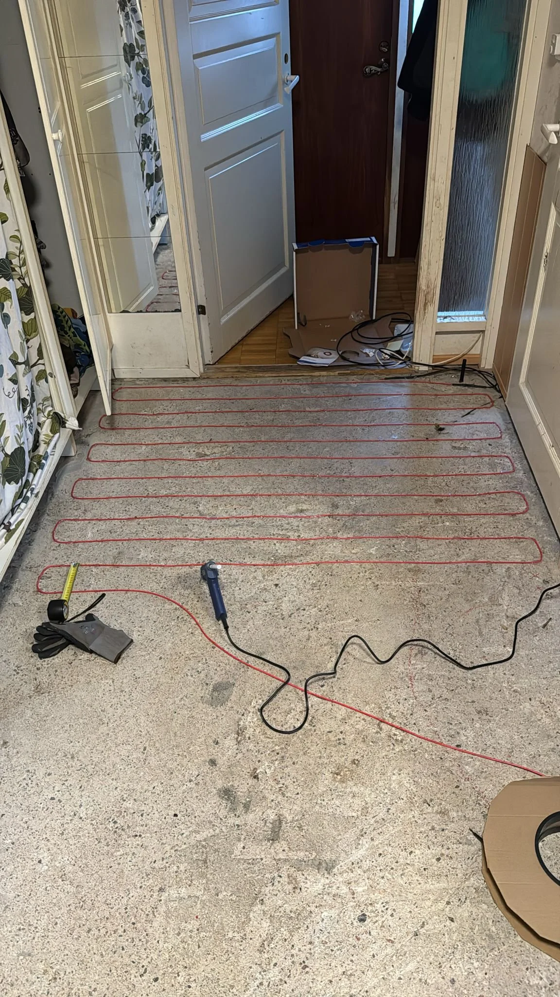 Lattialämityskaapelin kiinnitys lattiaan