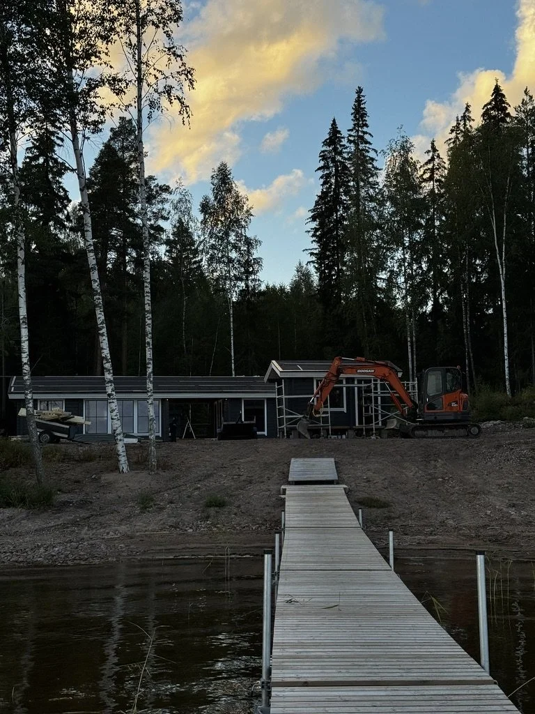 Esimerkkikuva yhdestä mökistä, jossa näkyy erillinen saunarakennus edessä.