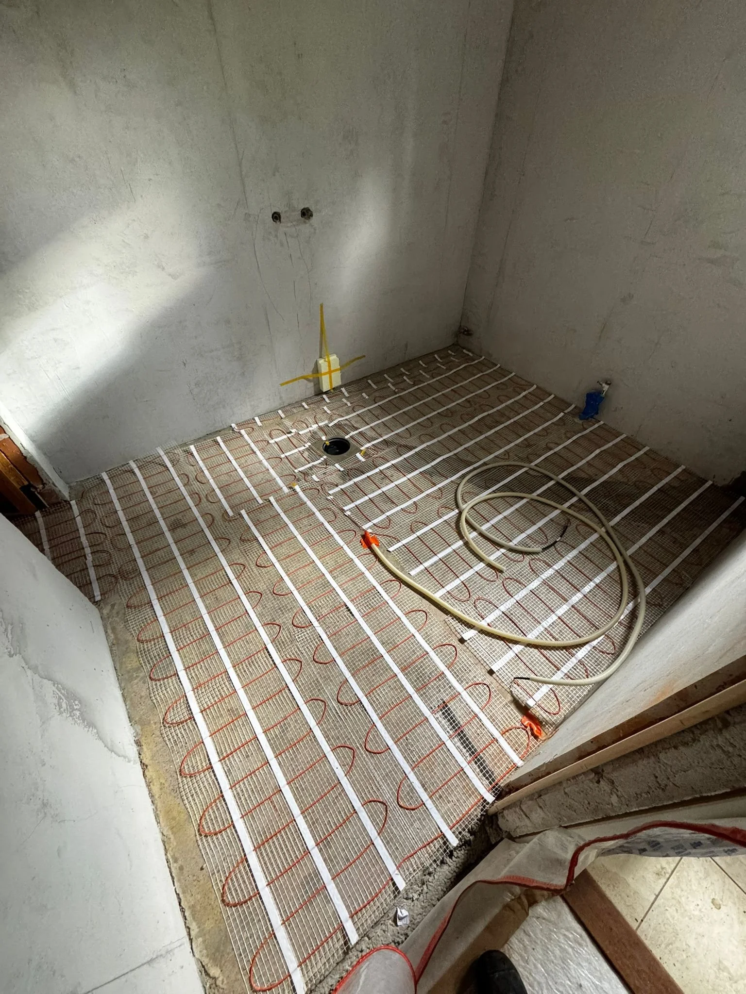 Lattialämmitysmaton levitys lattiaan