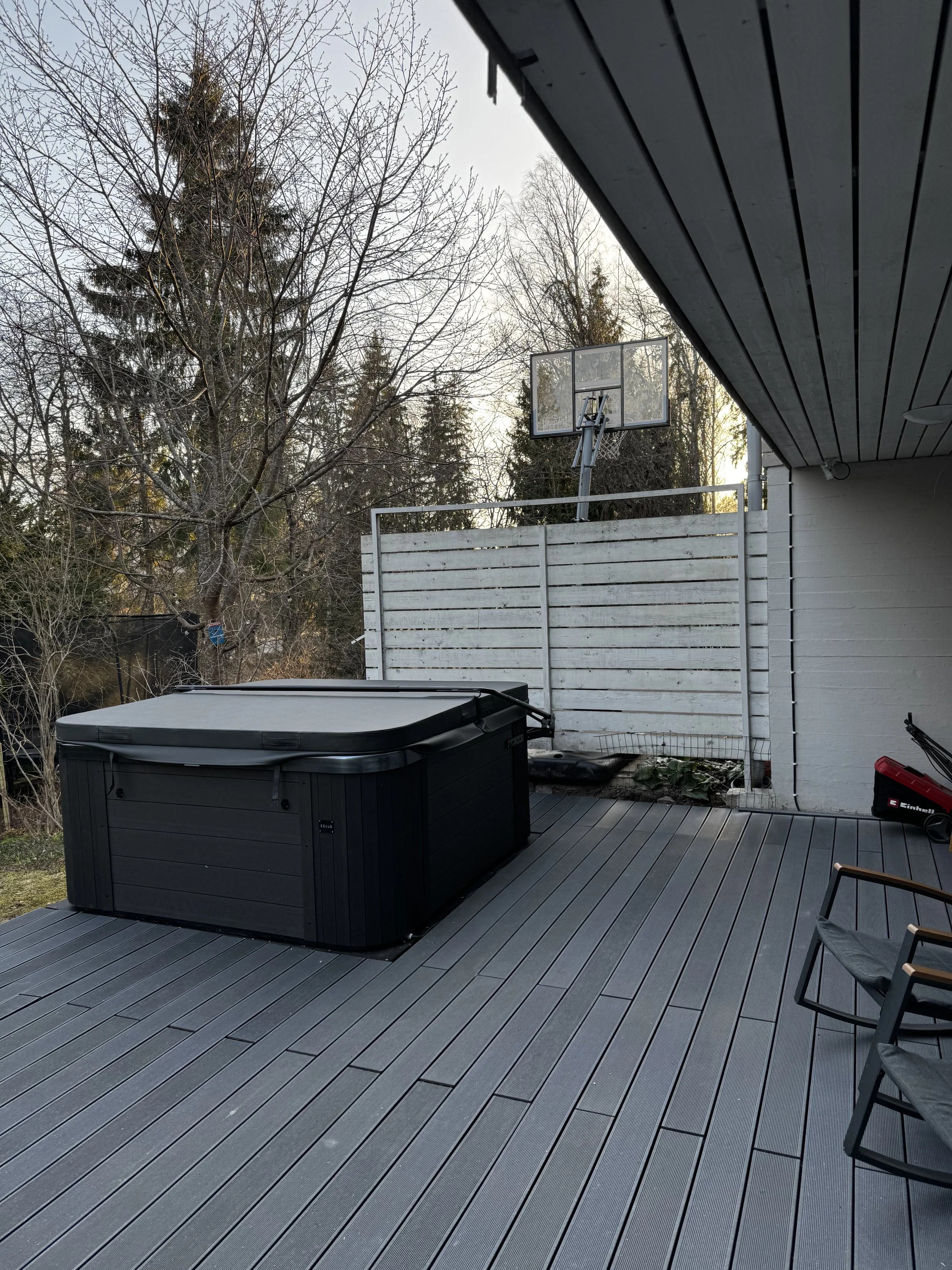 Kaapeli kiinnitettiin siististi seinälle ja vietiin terassilauteiden alta huomaamattomasti porealtaalle