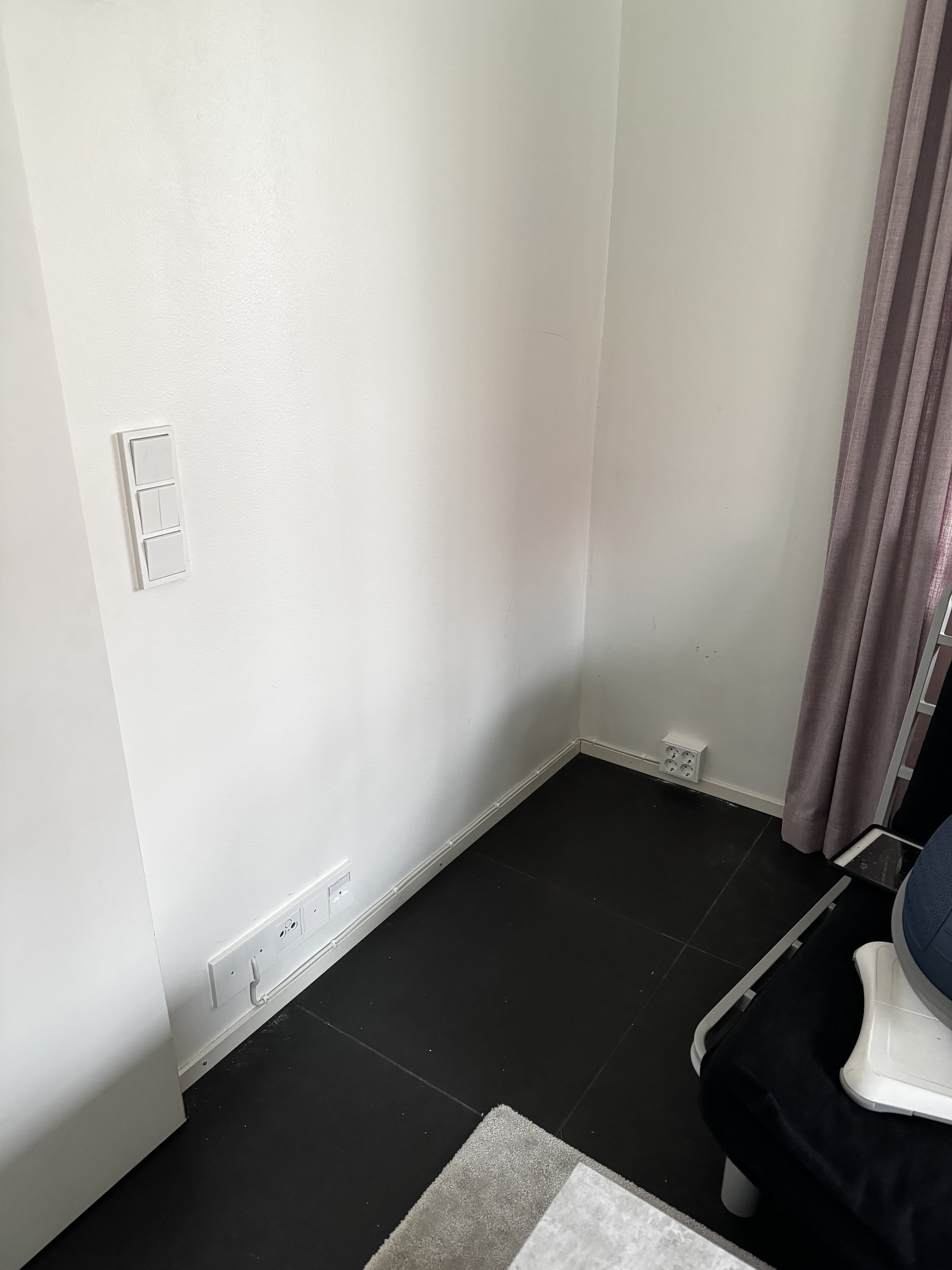 Siirrettiin siististi lattialistaa pitkän pintavetona toiselle seinustalle johon tuli asennutettiin pistorasia. 