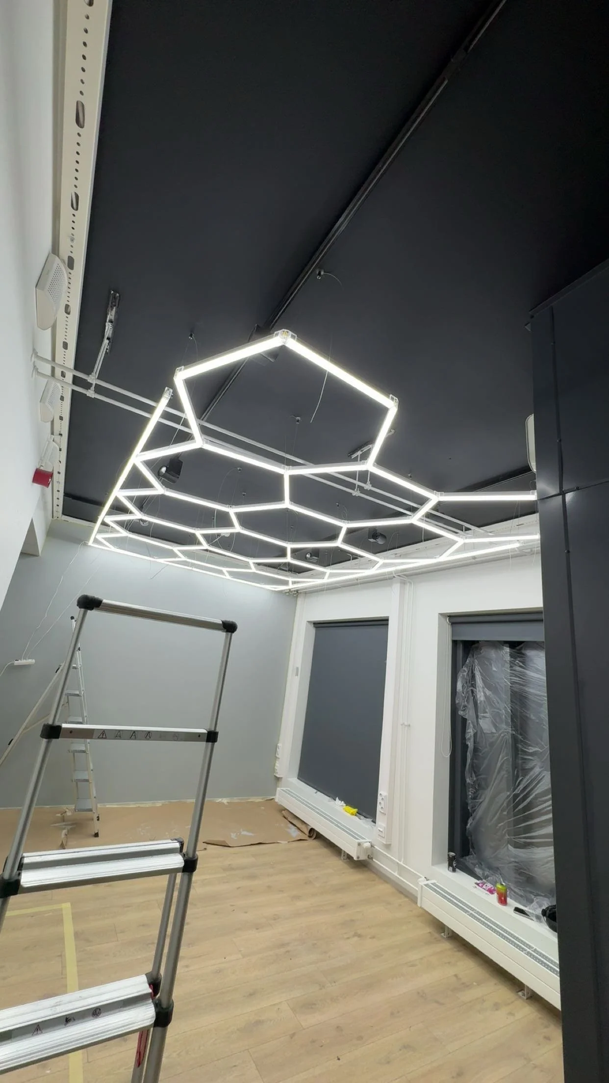 Hexagon muotoiset led-valaisimet asennutettiin meidän toimesta F-Barber parturiin