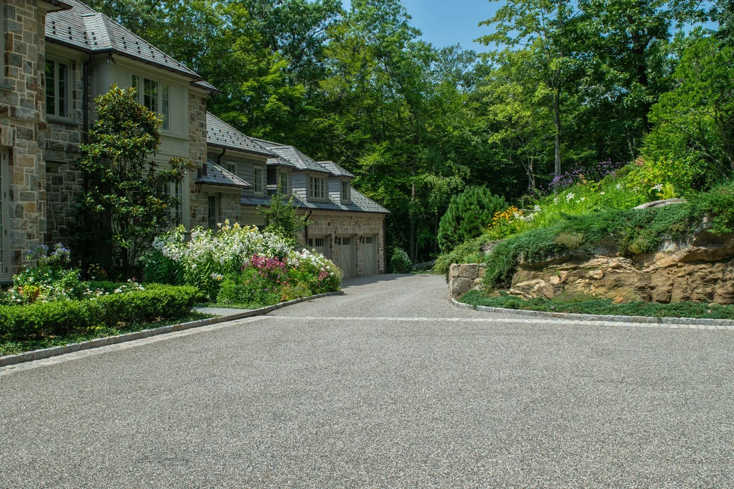 GreenwichLakeside-frontyard