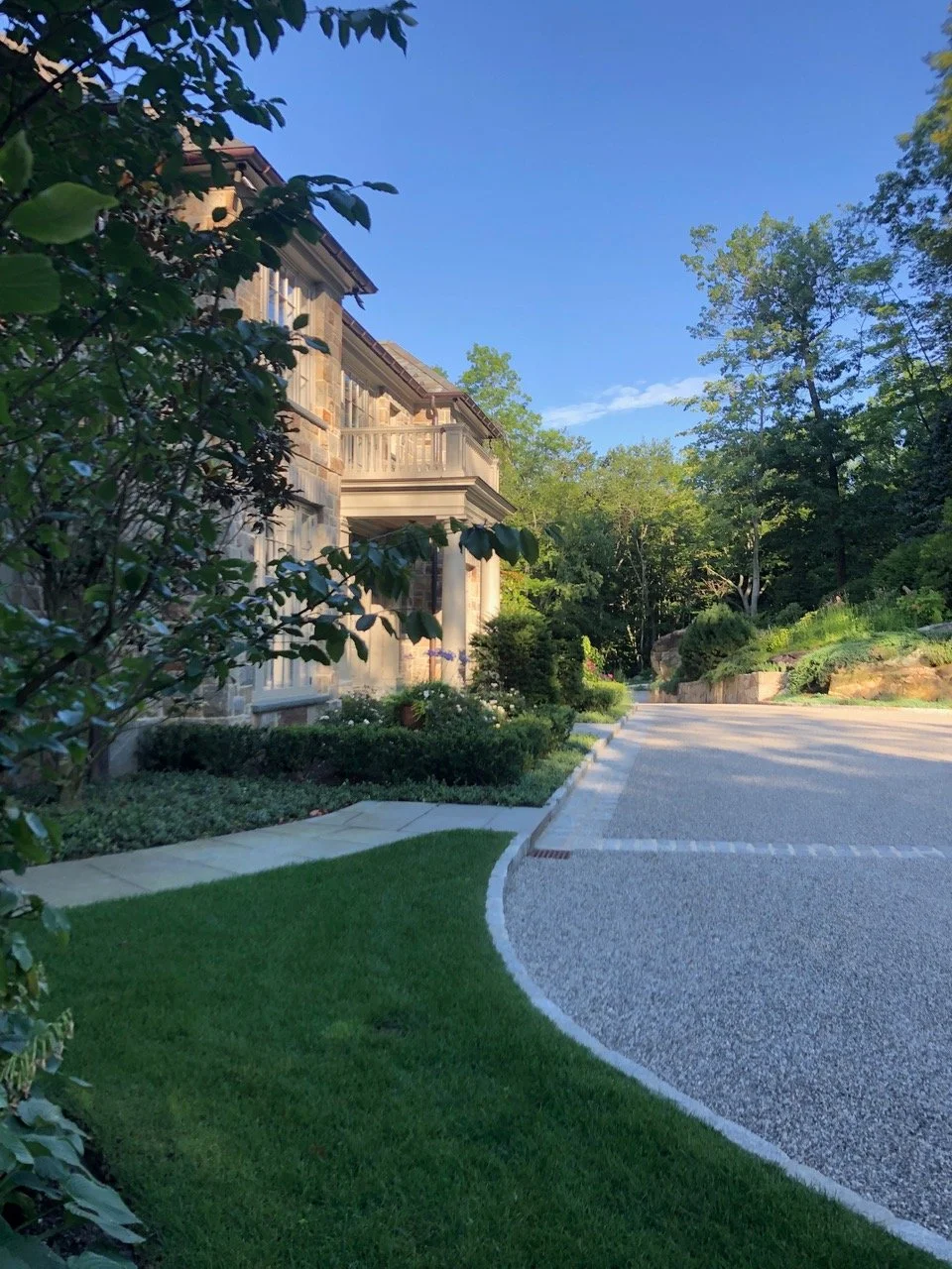 GreenwichLakeside-front-driveway