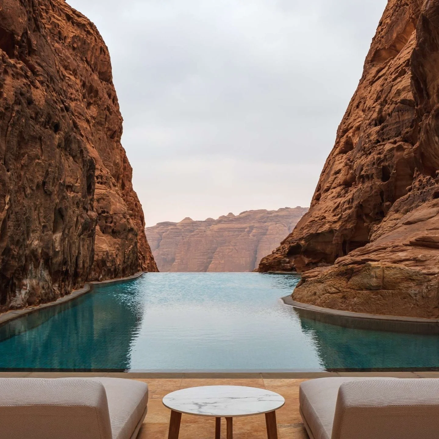 At Banyan Tree AlUla, the rhythm of the day follows the desert light. Slow mornings in your private villa, afternoons framed by dramatic rock formations, evenings beneath a sky filled with stars. Space to think. Space to breathe. Nothing rushed.

Ano