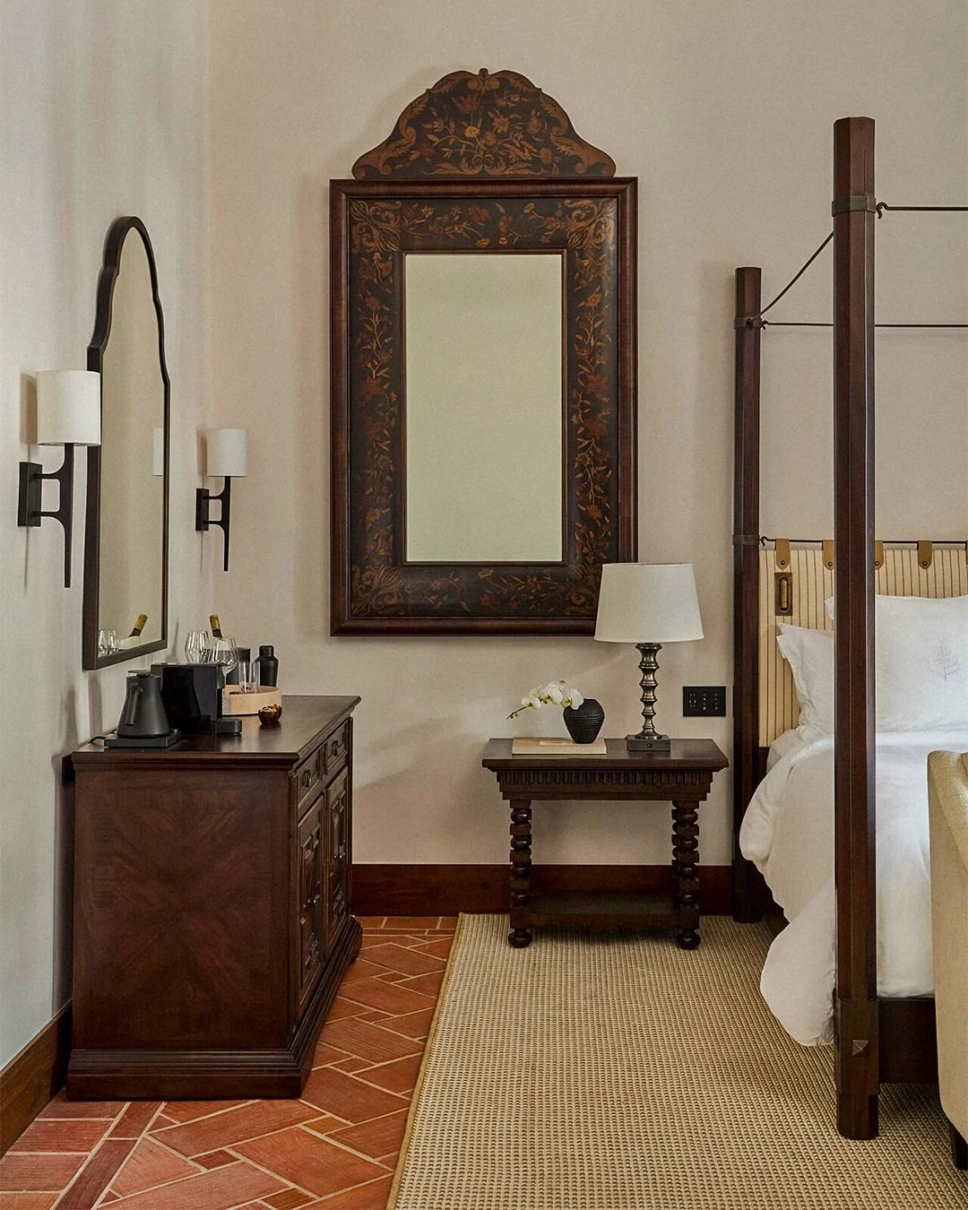 Introducing Four Seasons Hotel and Residences Cartagena, where centuries-old architecture meets a more considered pace of modern luxury. Set within the historic walled city, each space carries a sense of place shaped by color, texture, and time.

Day