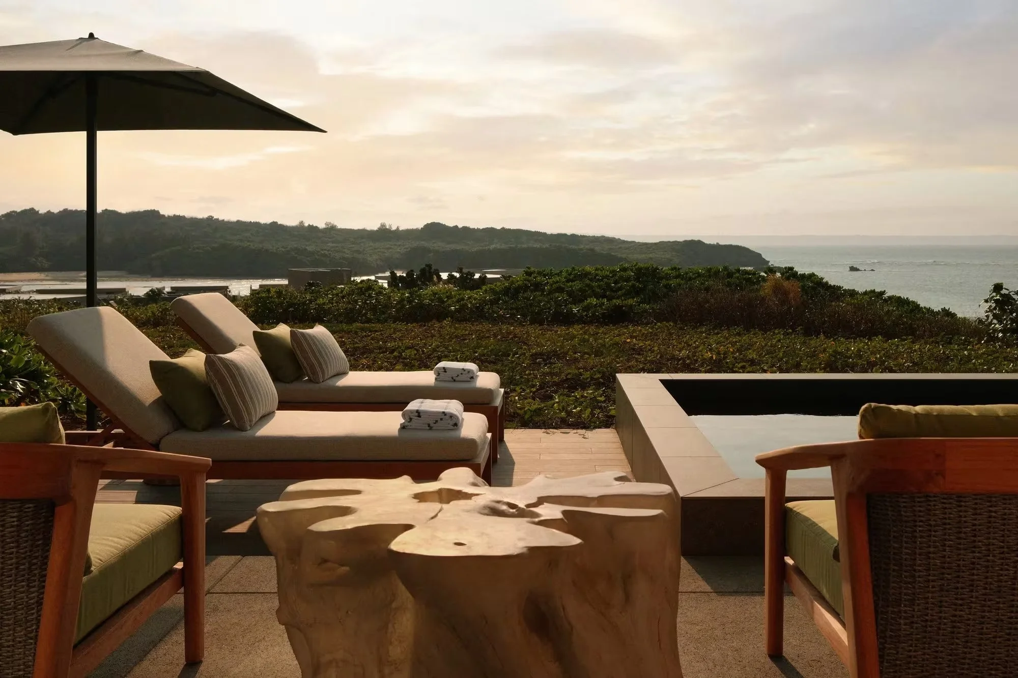 RWMYA_Facilities_Room_Deluxe_Oceanview_Villa_Pool.jpg