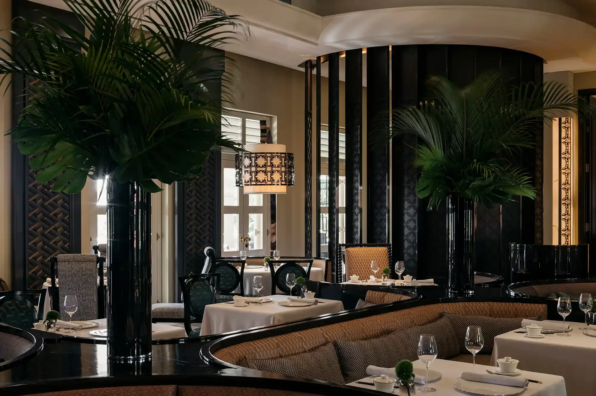 TAL-dining-01-main-dining-room-capella-singapore-CAPELLASINGAPORE0625-40164c9300c440f6b0c4e8ee9d7349cb.webp