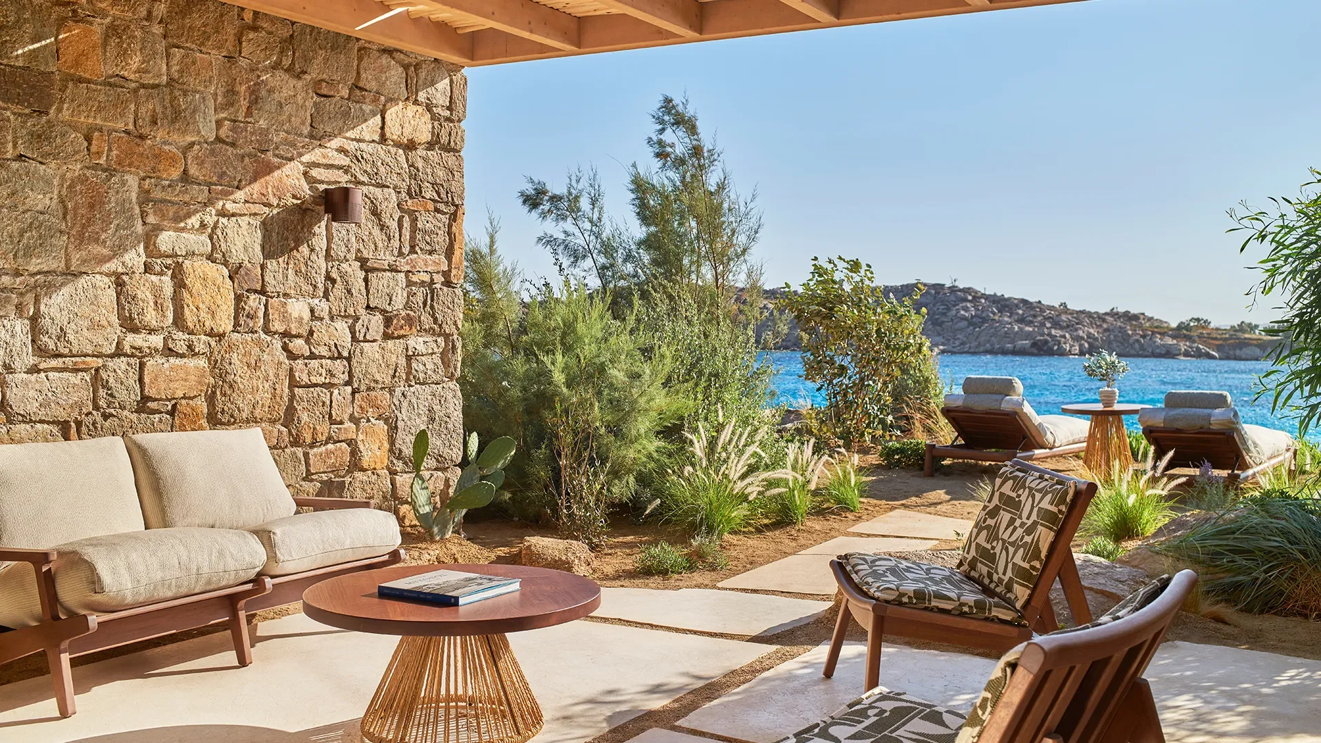 bungalow-terrasse-fouquets-mykonos-greece-july-2026-pr-global.webp