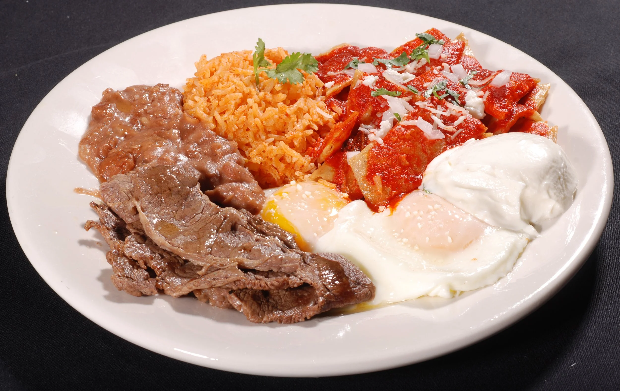 CHILAQUILES ROJOS CON CARNE ASADA