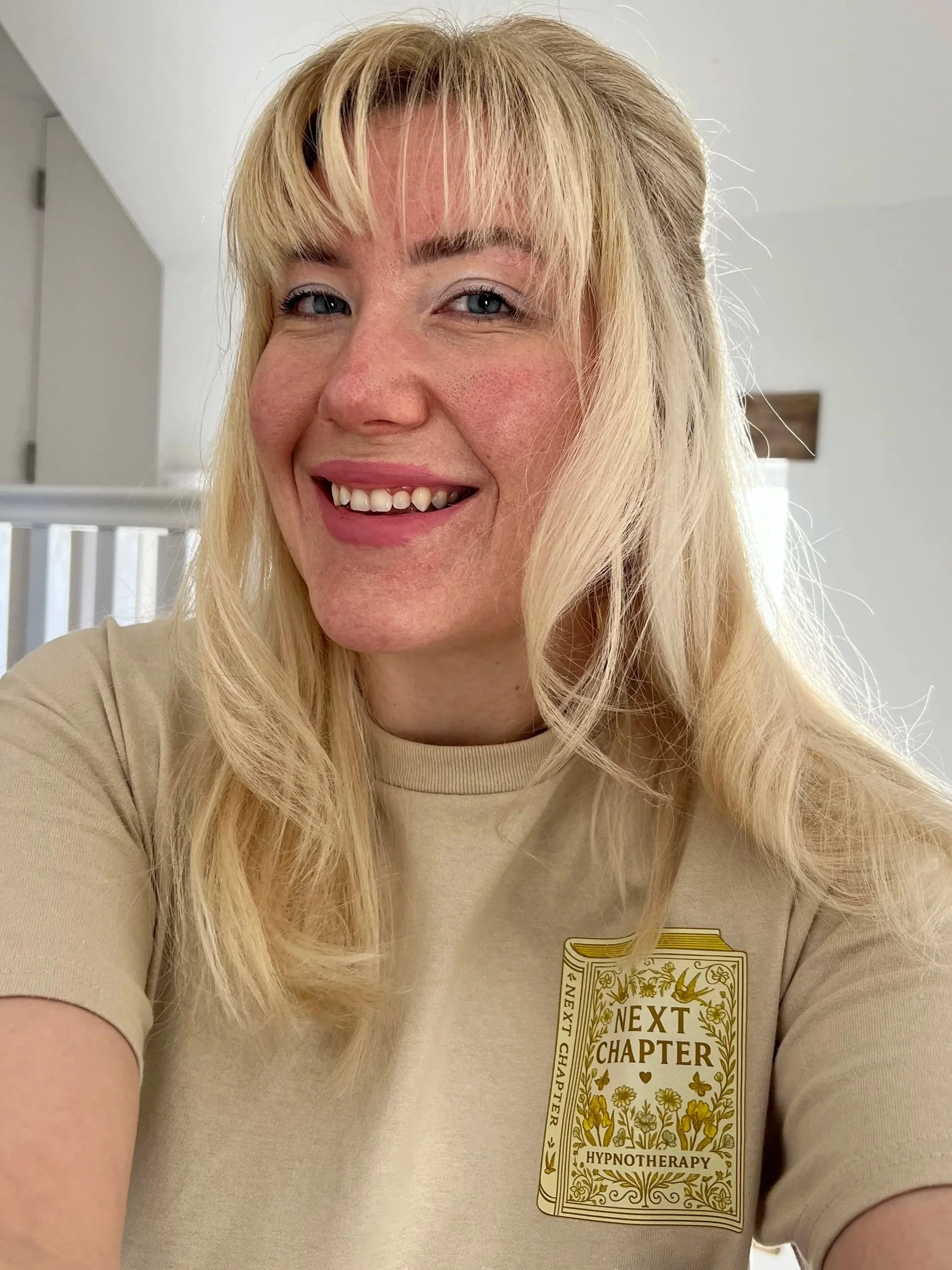 A photo of a professional female hypnotherapist in derby with branded hypnotherapy business t-shirt on