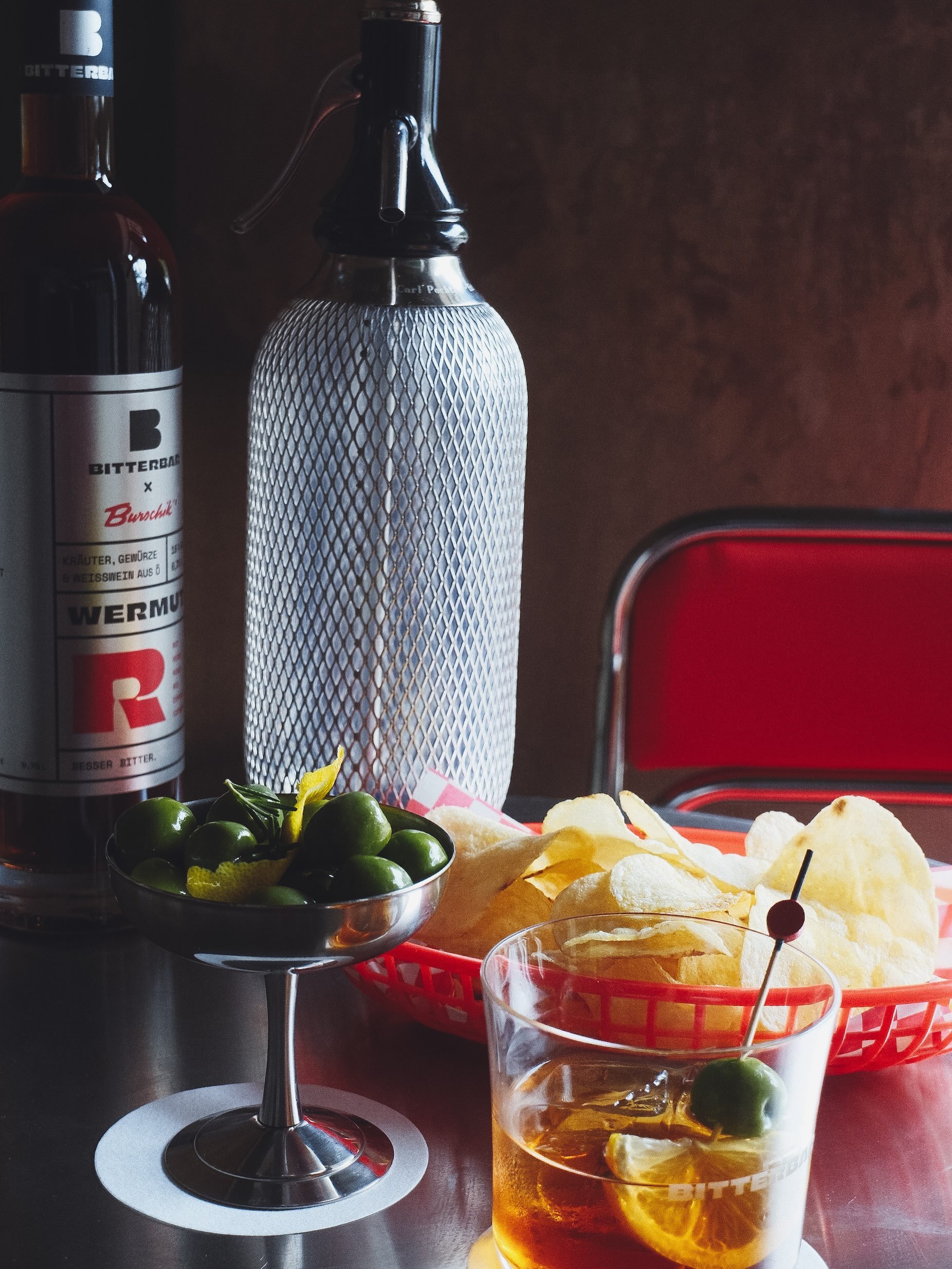 Wermut over Drama.

@burschiksvermouth X BITTERBAR: Apero Pack zum selber mixen.
#aperitivo #vermouth #wermut #margaretenplatz