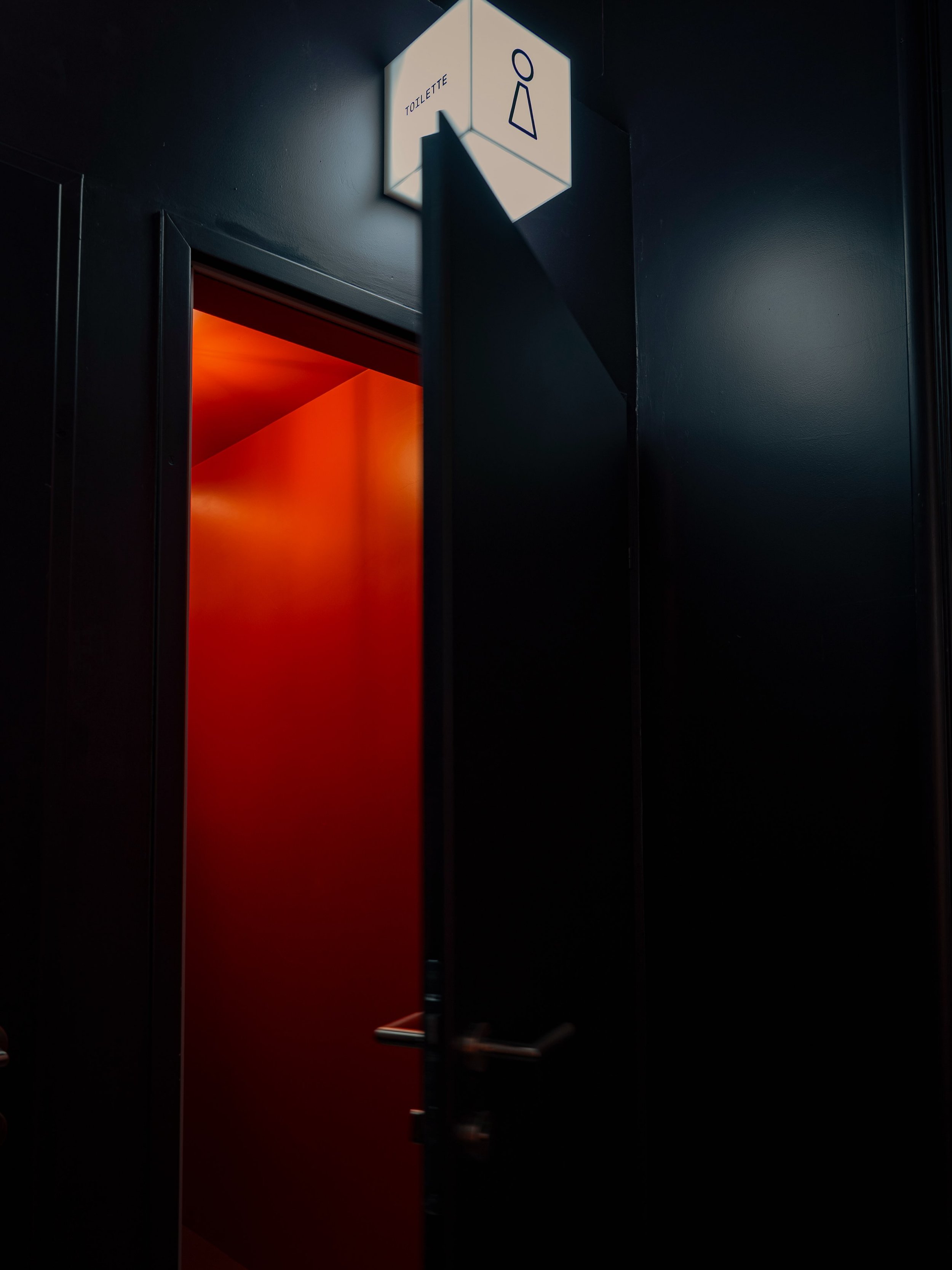 Rest.Room.
Contrast.Room.