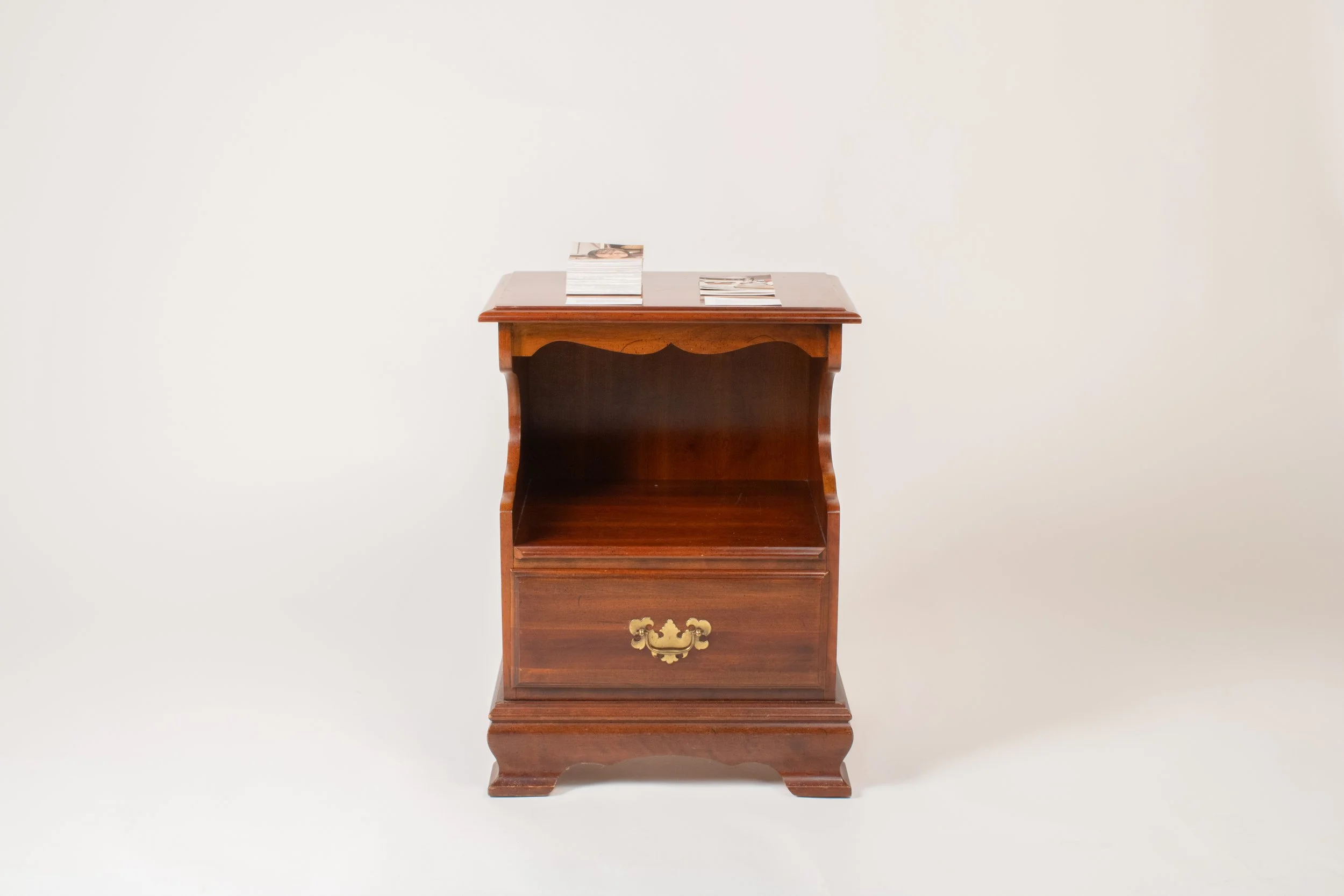 Intercambio de Fotografias entre Madre e Hijo, desde principios de Año, sobre
una Distancia de 1691.42 Kilometros. | 2025 | Interactive Sculpture | Inkjet Prints
and Found Furniture