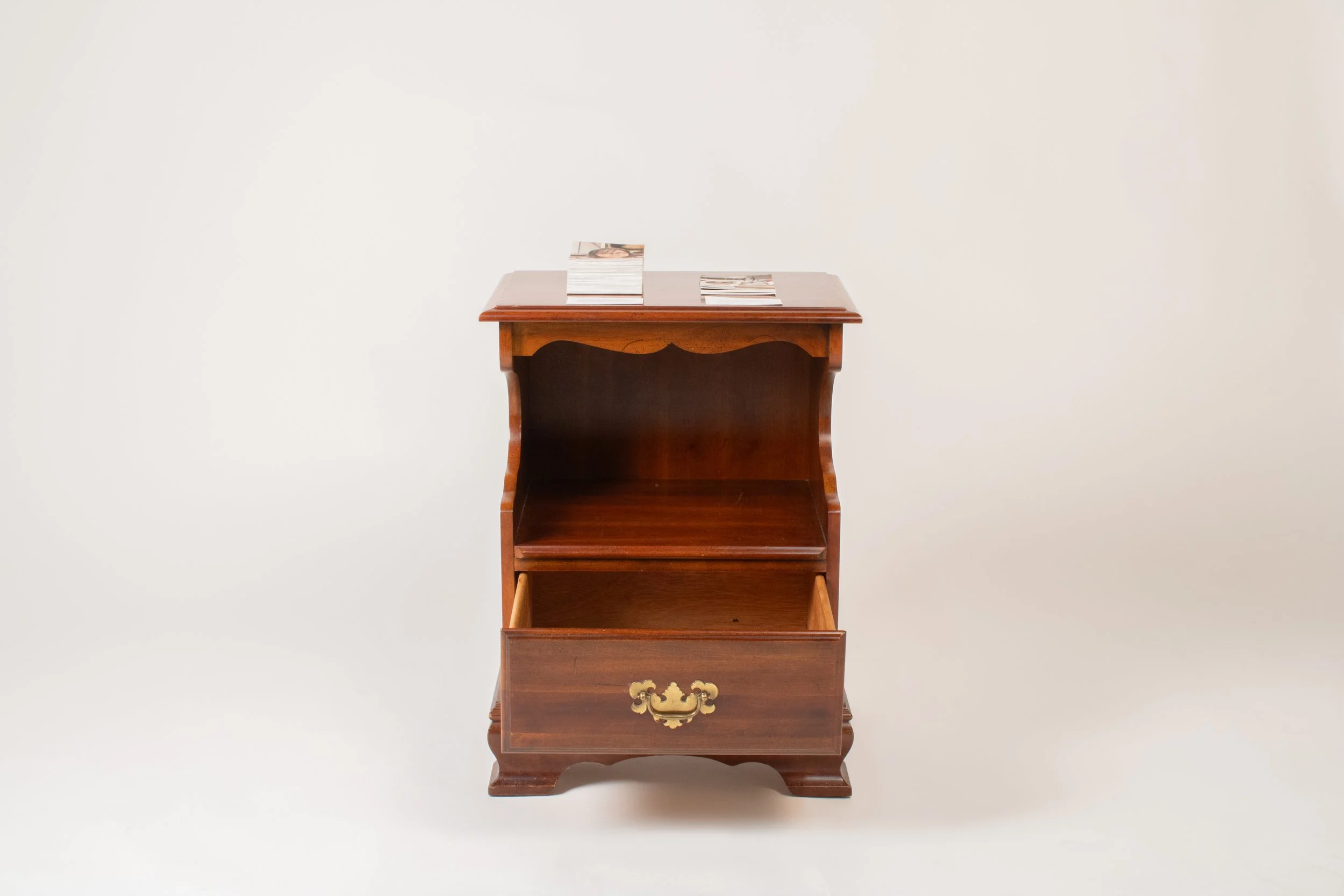 Intercambio de Fotografias entre Madre e Hijo, desde principios de Año, sobre
una Distancia de 1691.42 Kilometros. | 2025 | Interactive Sculpture | Inkjet Prints
and Found Furniture