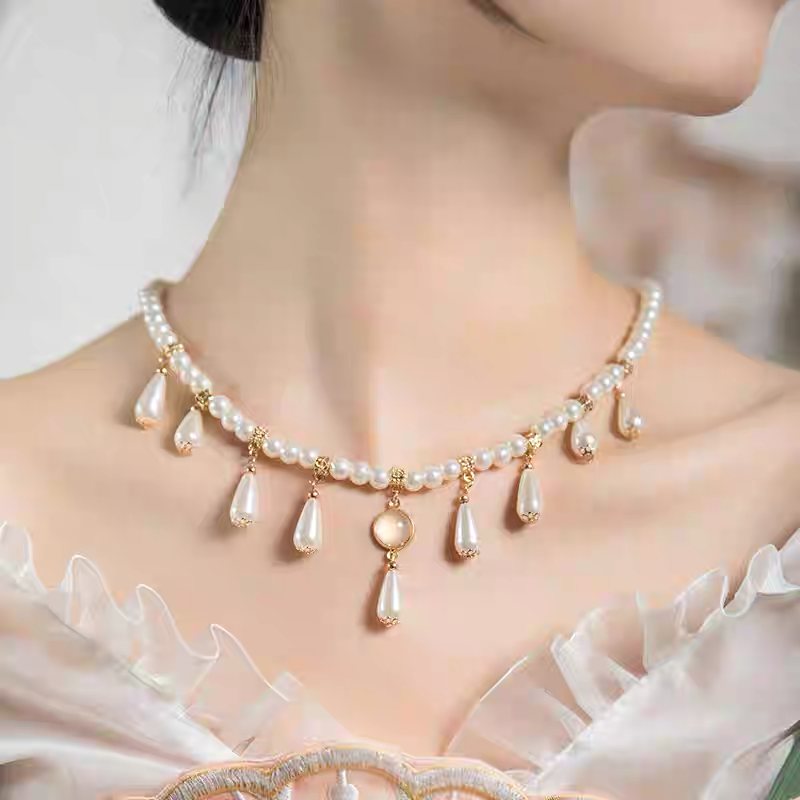 Necklace with Teardrop-shaped Pearls