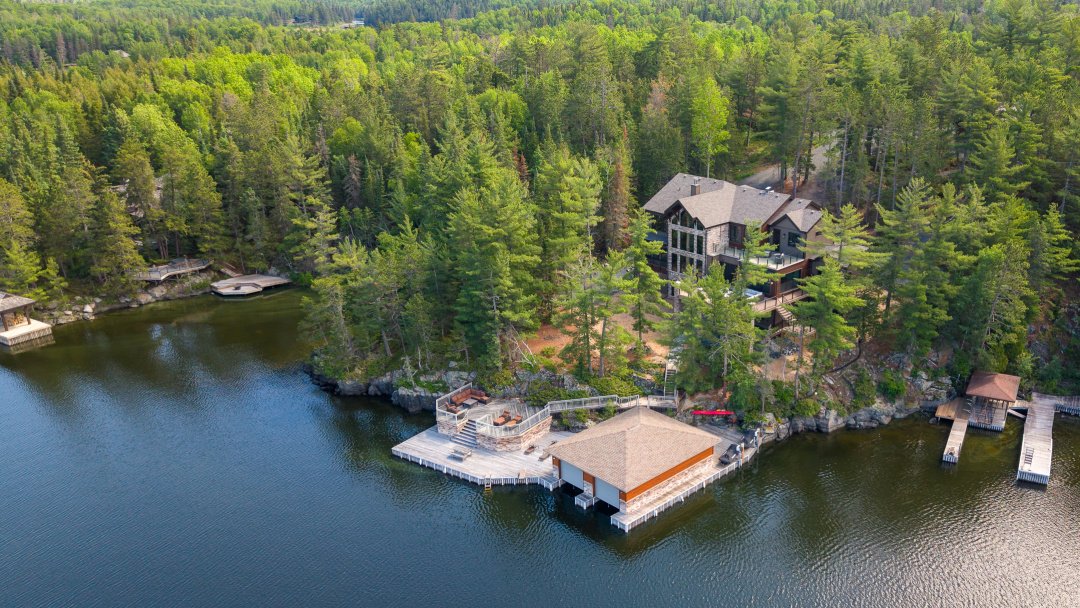 With its abundance of natural materials, organic forms and breathtaking views, this cozy and welcoming family cottage can be admired simply for its sheer beauty and craftsmanship. Look closer, however, and you&rsquo;ll see that functionality abounds 