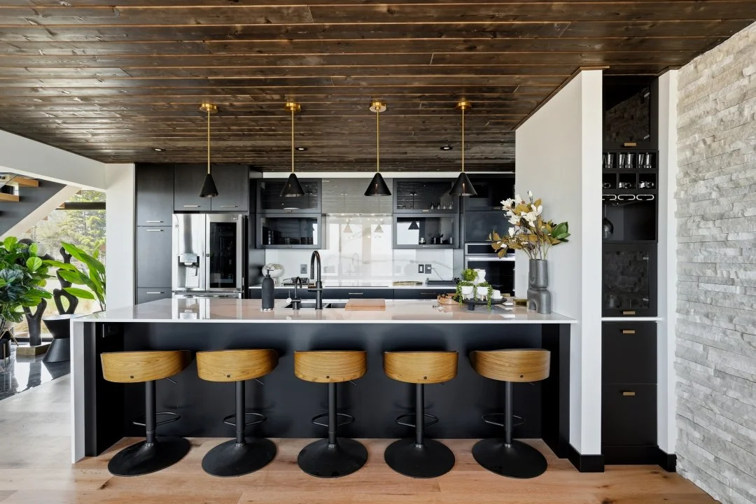 &ldquo;I wanted a nautical feel and the idea of &lsquo;outside coming in&rsquo; and &lsquo;inside coming out,&rsquo;&rdquo; says Walsh, [the homeowner]. &ldquo;I wanted the feeling that everything was elevated, floating and joining with the water. I 