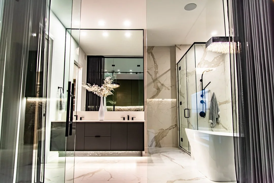 Bringing glass inside can quietly shape how a room looks and functions. It naturally makes a home seem larger, adds more natural light, brings attention to architectural details and creates a sense of calm and comfort.

Find @fort_rouge_glass in the 