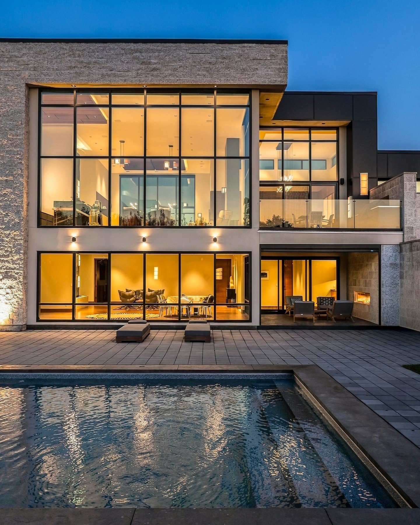 This build, which took two years to complete, is a balance of formality and grandeur, warmth and memory. International influences, such as Frank Lloyd Wright, co-mingle with distinctively local elements.

Read the full story at the link in our bio.

