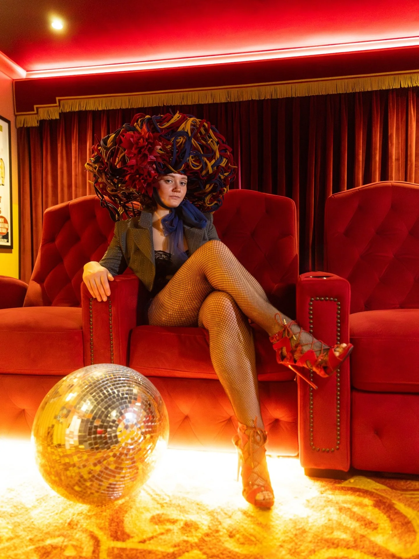 Avent-garde at rest ...💁&zwj;♀️

Photography: @mca.media 

#phography #fashion #londonfashion #millinery #hat #luxury #luxuryfashion #London