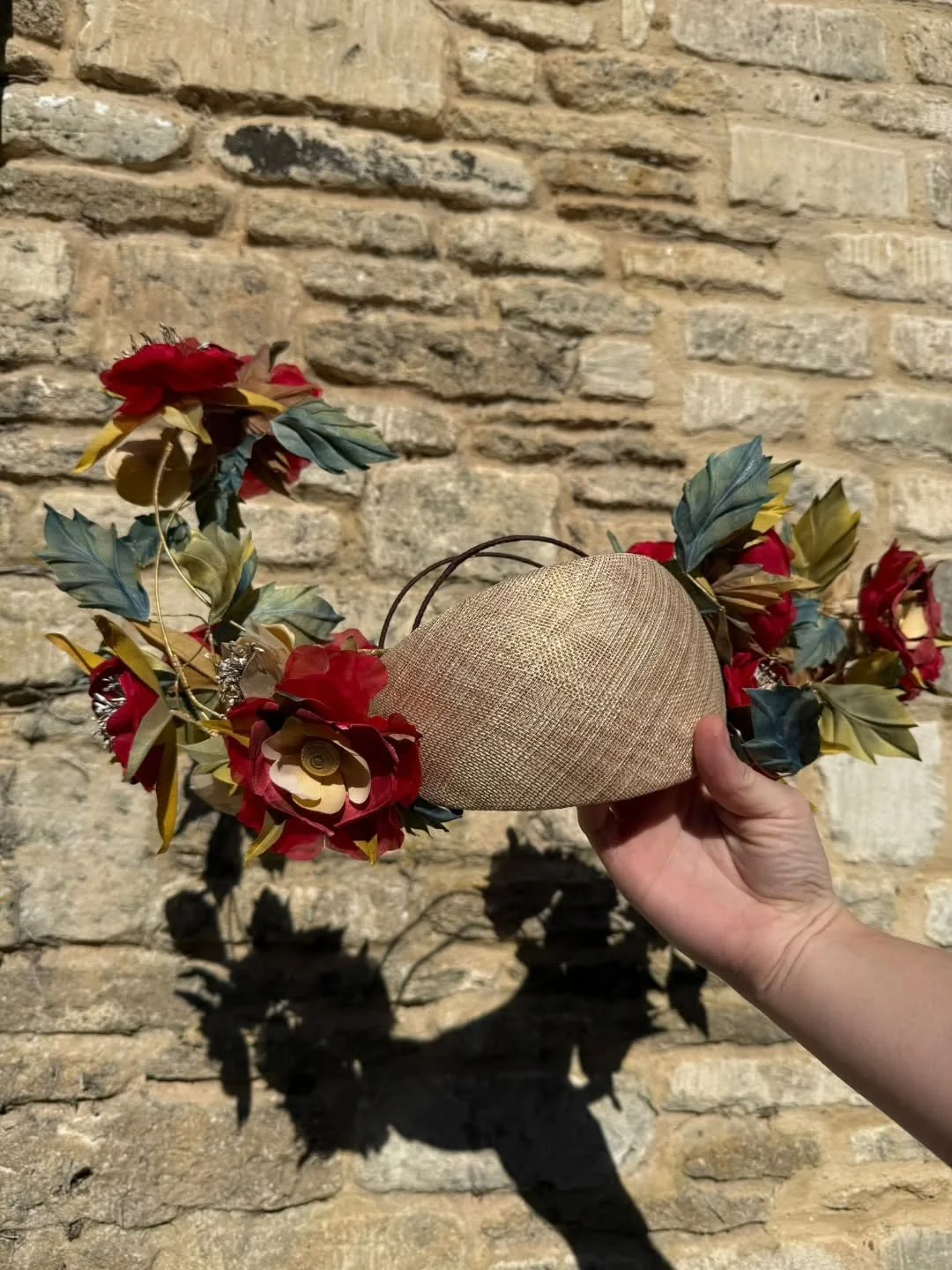 I opted to represent harmony by bringing our national flower to life 🌹🐝

#tudorrose #harmony #millinery #occassionwear #royalascot