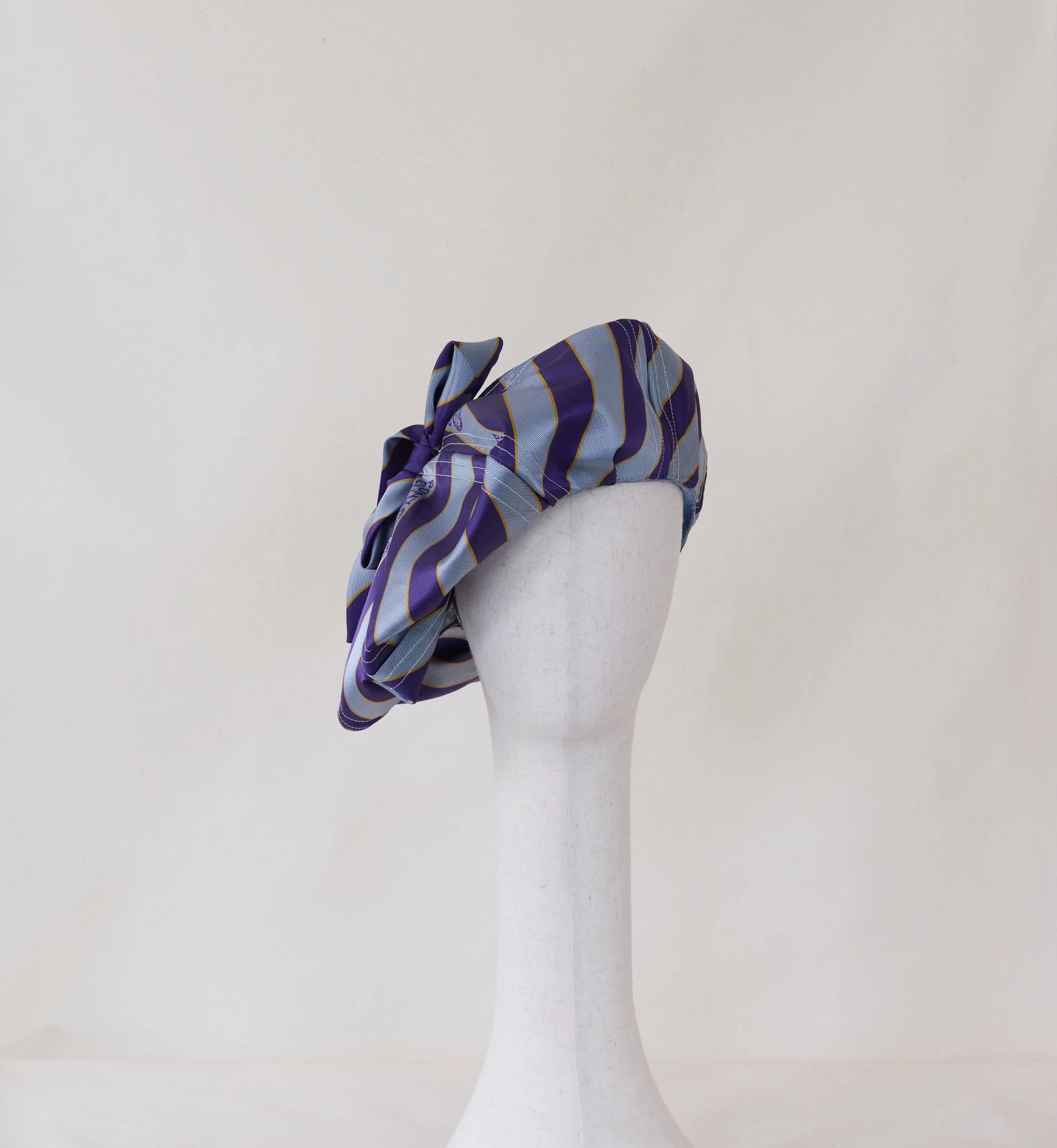 🏇 &ldquo;Tangled Tails&rdquo;🏇

Inspired by the wardrobe of Queen Elizabeth II.

🏴󠁧󠁢󠁳󠁣󠁴󠁿Balmoral🏴󠁧󠁢󠁳󠁣󠁴󠁿

A hat inspired by the traditional Tam o&rsquo; Shanter, celebrating Queen Elizabeth II&rsquo;s deep love for Scotland. It has bee