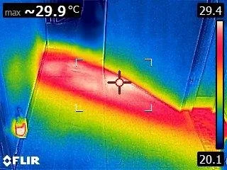 découverte d'une fuite de chauffage après l'appel d'un client sur une perte de pression de la chaudière. Grace à la caméra thermique, nous avons pu découvrir un tuyau eau chaude qui fuit dans la chappe