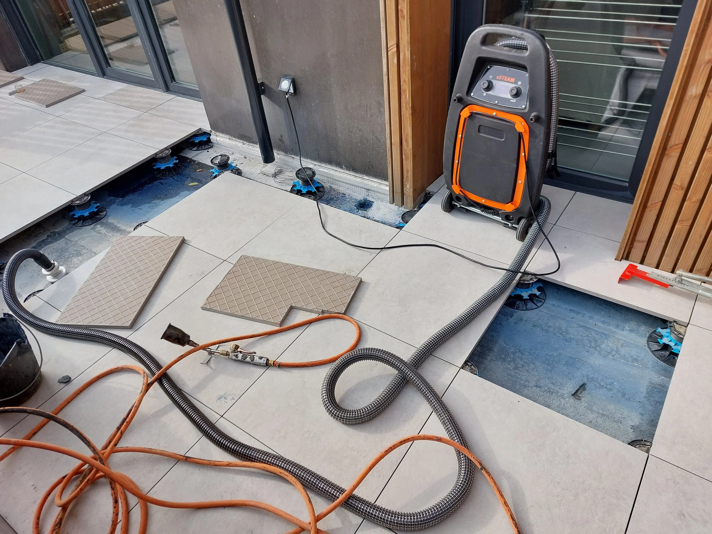 appel client pour une infiltration sur son toit-terrasse , détection de la zone de la fuite avec le test à la fumée