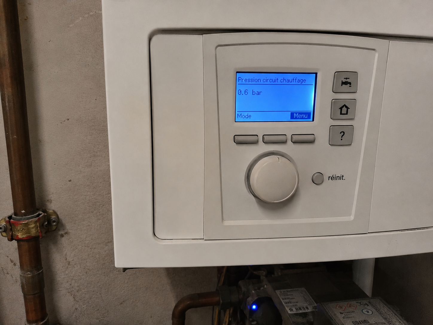 baisse de pression d'une chaudière qui finit par se mettre en sécurité, après plusieurs mises en pressions du circuit d'eau chaude, probablement une fuite de chauffage