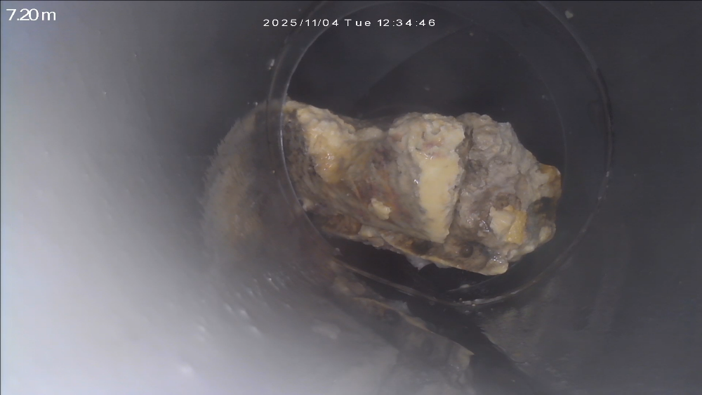 lors d'une inspection vidéo, canalisation qui est bouchée. insertion de la caméra, découverte en directe d'un gros bloc de graisse qui empêche la bonne évacuation