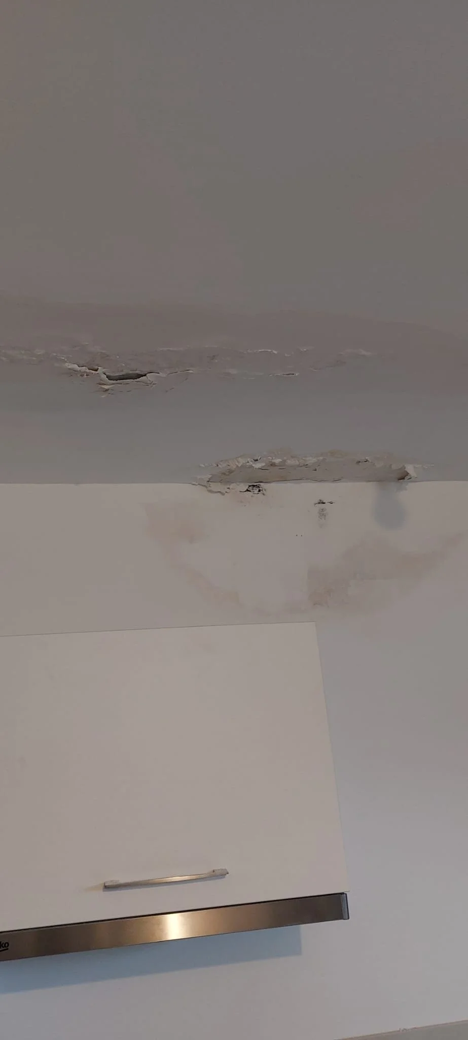 appel client pour dégât des eaux sur plafond, fuite repérée à l'étage supérieur, provenant d'une canalisation eau froide