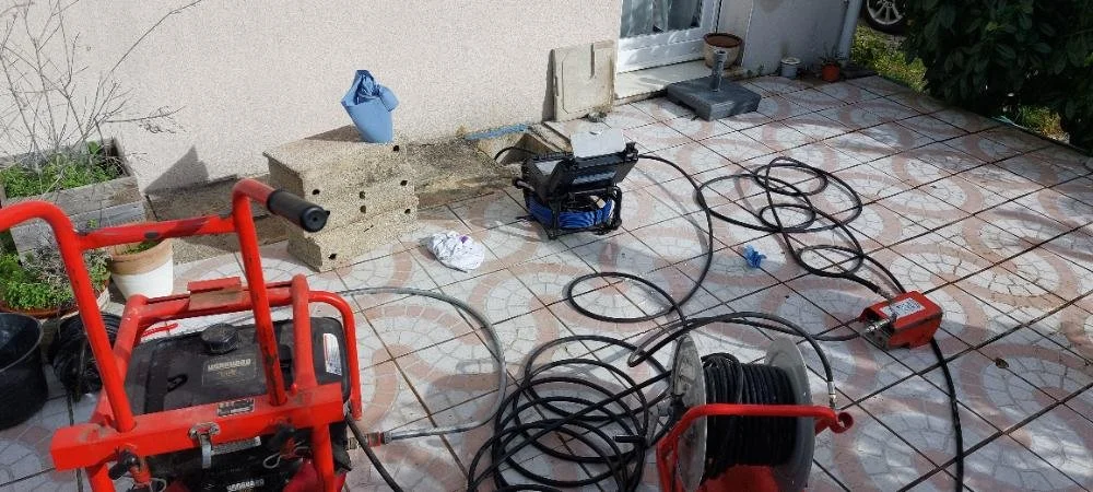 hydrocurage après avoir repéré un bouchon sur la canalisation afin d'avoir une visibilité sur le problème qui a provoqué la formation du bouchon