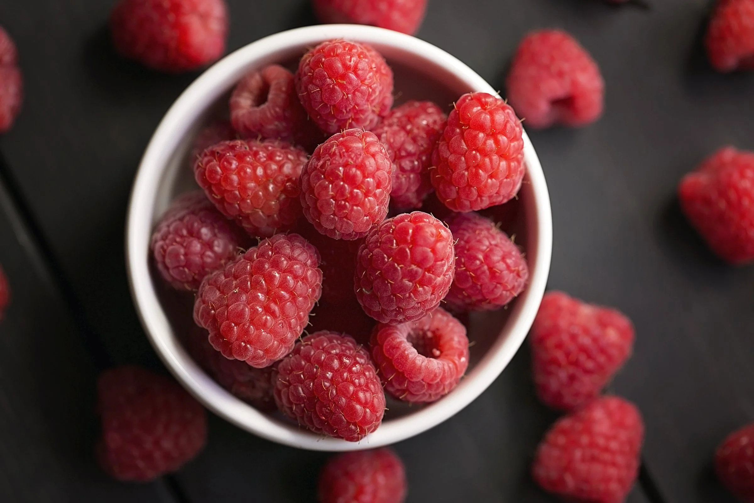 raspberries white bowl 2400px.jpg