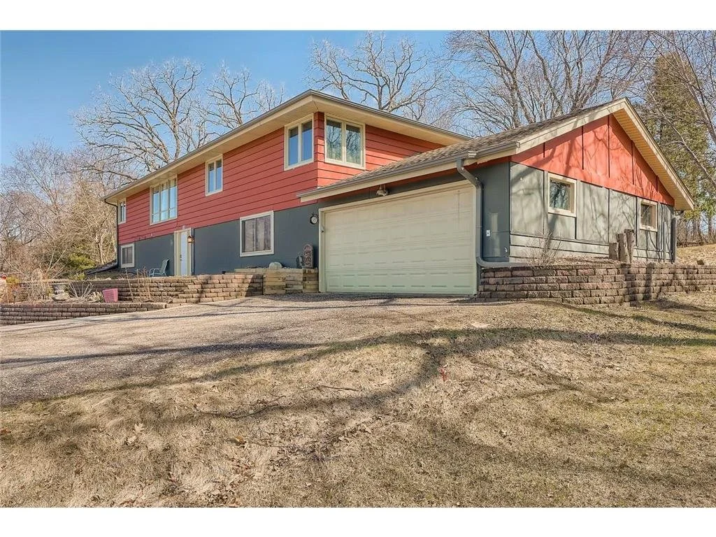 Address: 1201 Hillside Ln. Burnsville, MN 55306
Represented: Buyer
Sold Price: $340,000
Close Date: 9/20/22
