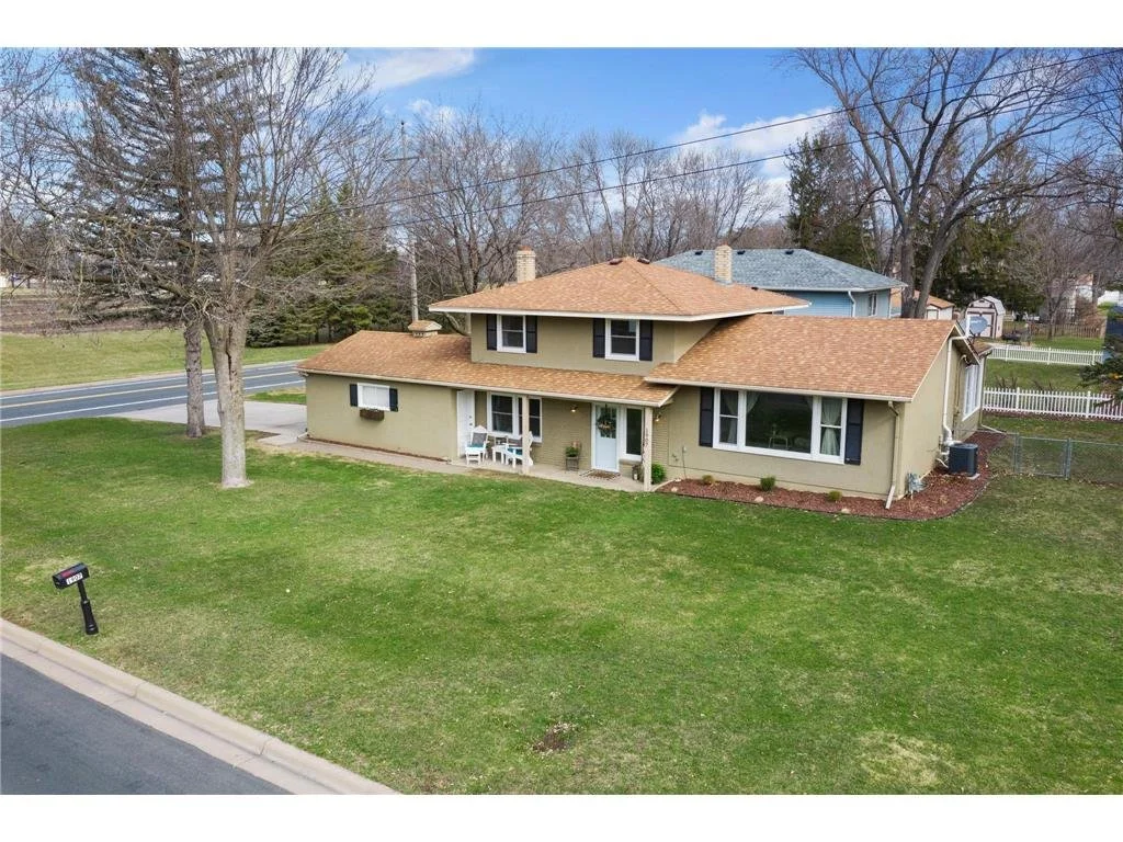 Address: 1907 Birch St. White Bear Lake, MN 55110
Represented: Buyer
Sold Price: $375,000
Close Date: 7/11/22